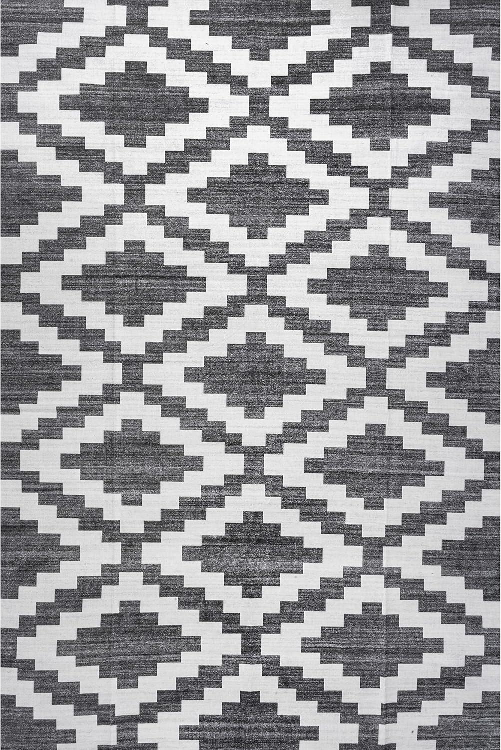 Gray Diamond Pattern Washable Synthetic Area Rug, 8' x 10'