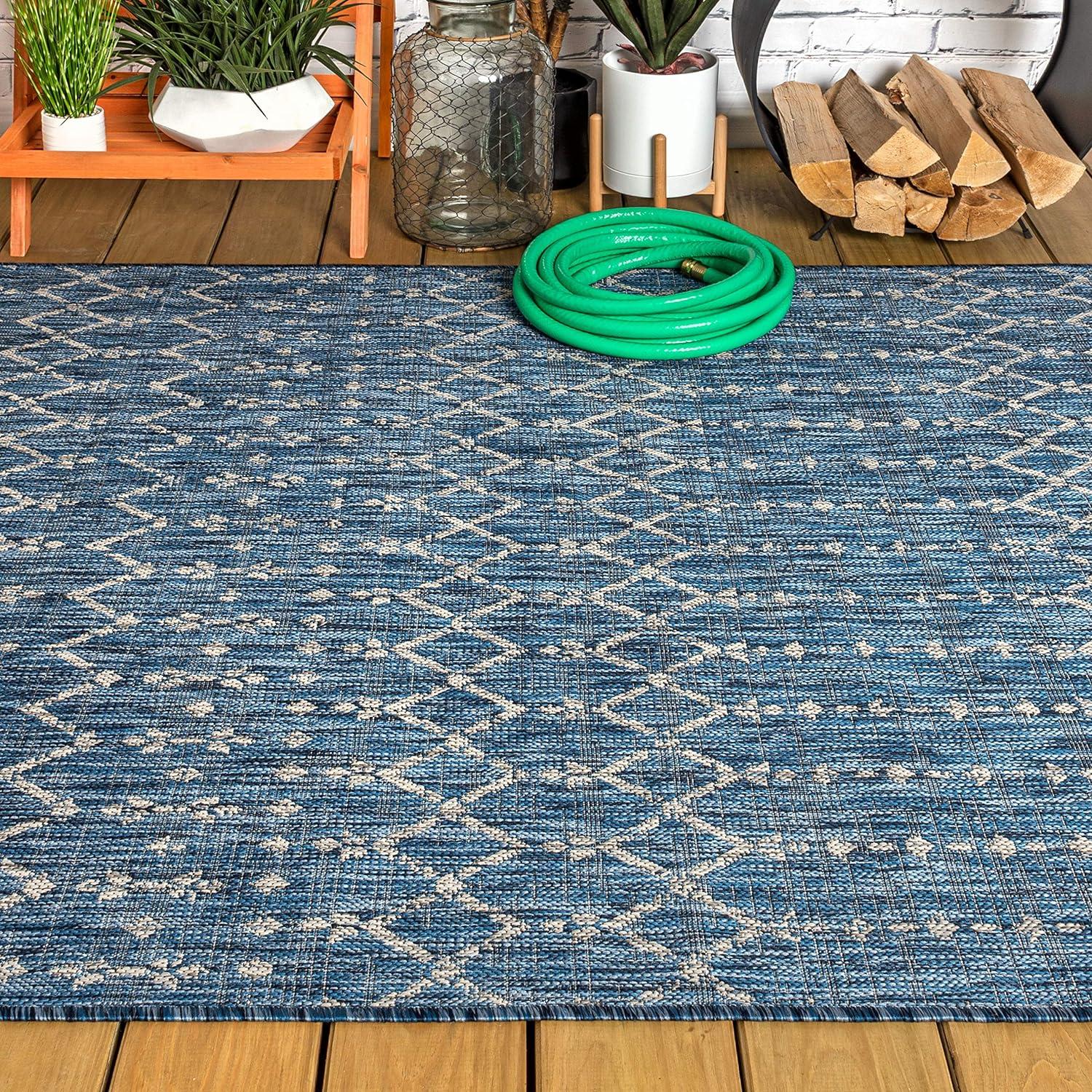 Navy and Light Gray Moroccan-Inspired Geometric 4' x 6' Synthetic Area Rug