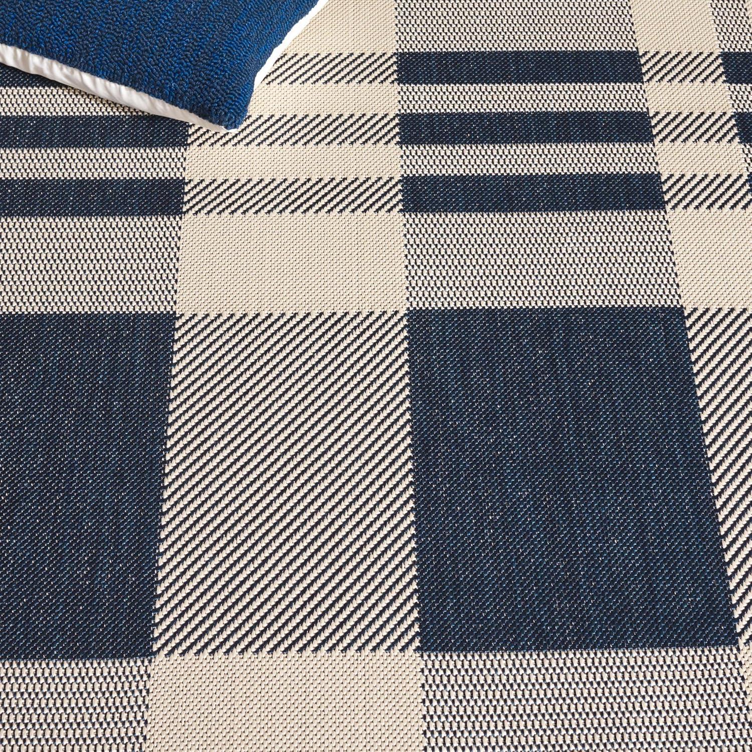 SAFAVIEH Courtyard Benjamin Plaid Indoor/Outdoor Area Rug, Navy/Beige, 4' x 5'7"