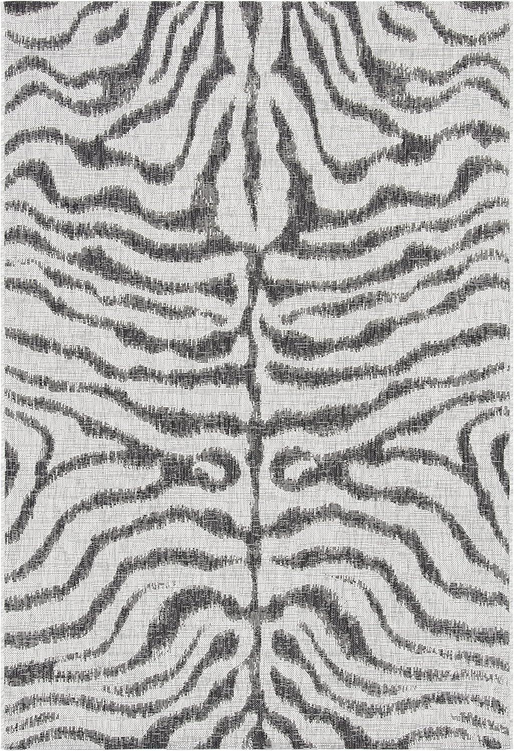 SAFAVIEH Courtyard Gerald Animal Indoor/Outdoor Area Rug, Grey/Black, 9' x 12'