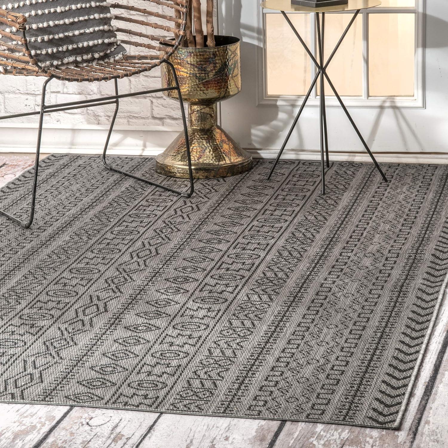 Reversible Gray Synthetic 4'x6' Easy-Care Outdoor Rug