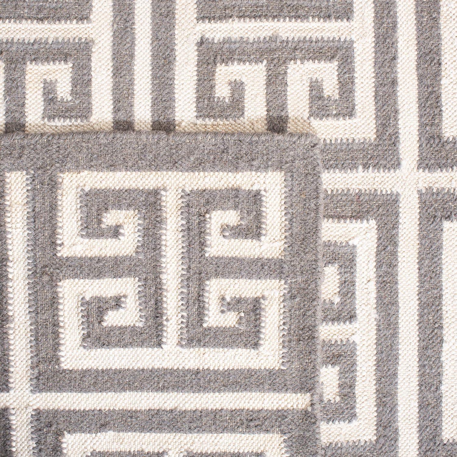 Dhurries DHU626 Hand Woven Flat Weave Accent Rug Grey / Ivory 2'-6" X 4' - Safavieh.