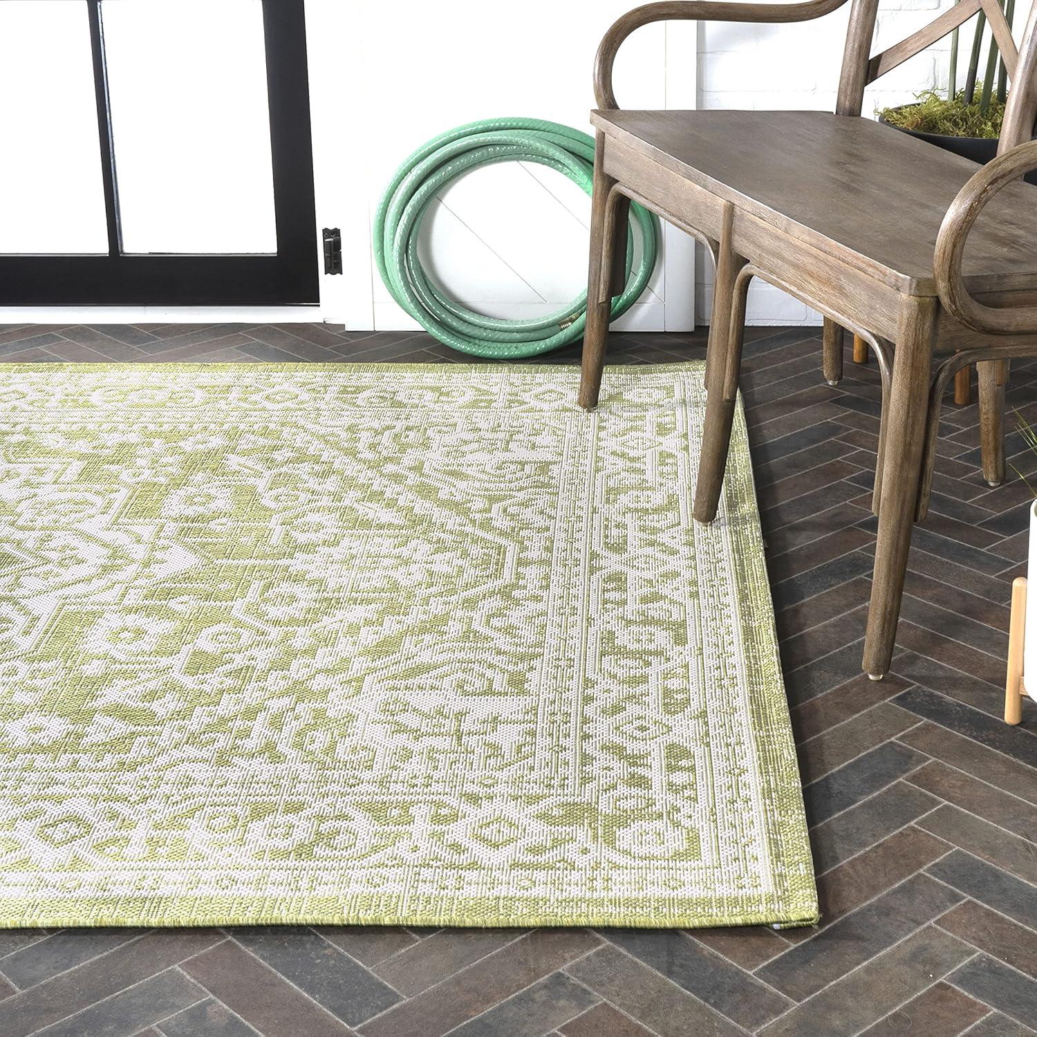 Sinjuri Medallion Textured Weave Indoor/Outdoor Area Rug - JONATHAN Y