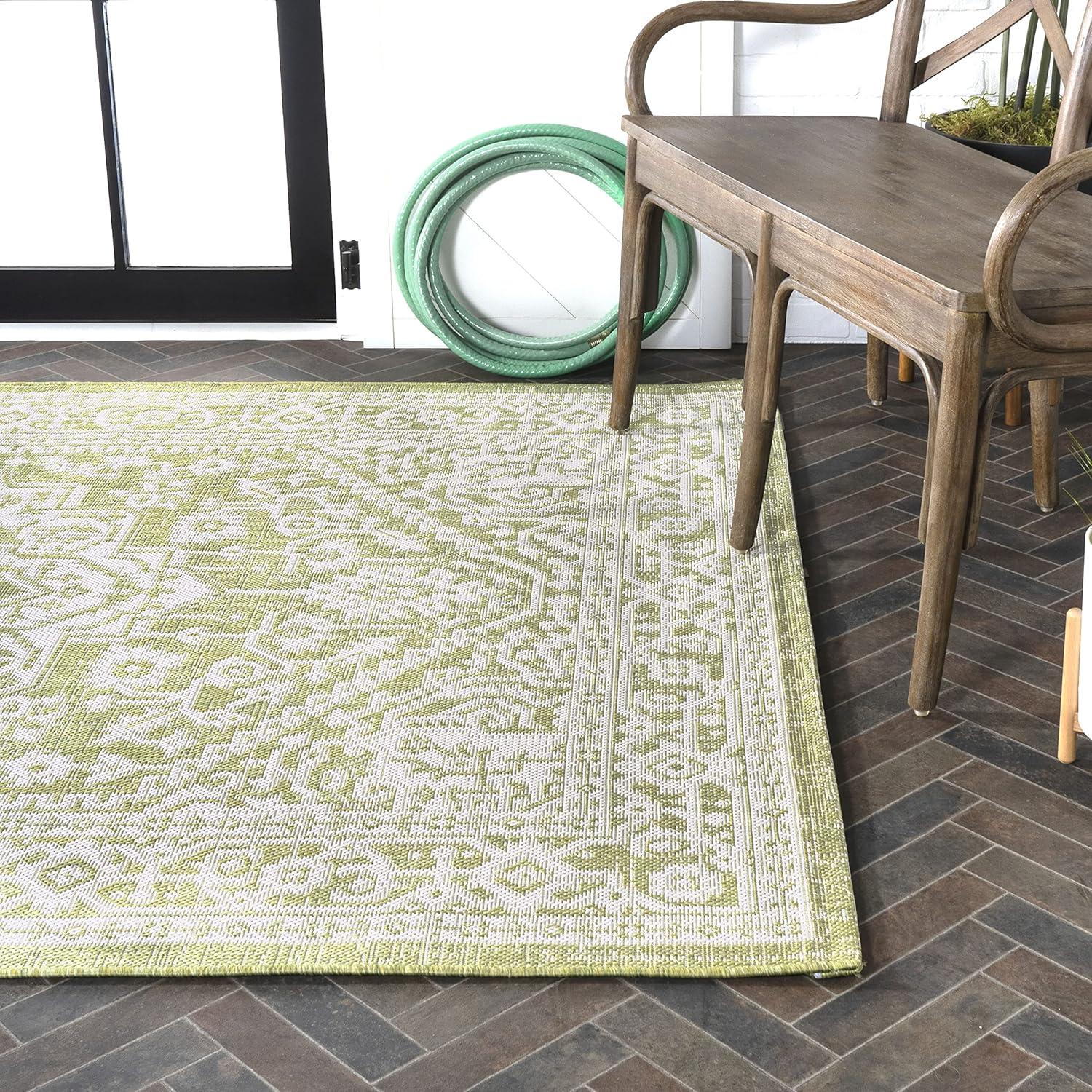 4' x 6' Sinjuri Medallion Textured Weave Indoor/Outdoor Area Rug, Green/Cream - JONATHAN Y