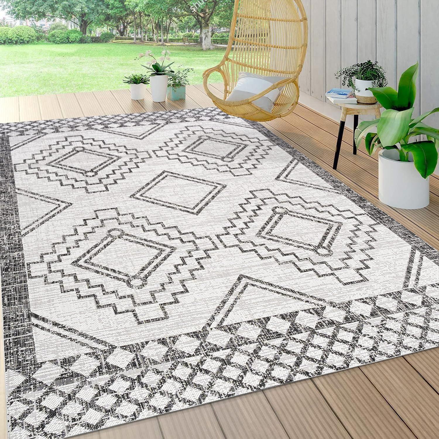 Ivory/Black Geometric Synthetic 3x5 Indoor/Outdoor Area Rug