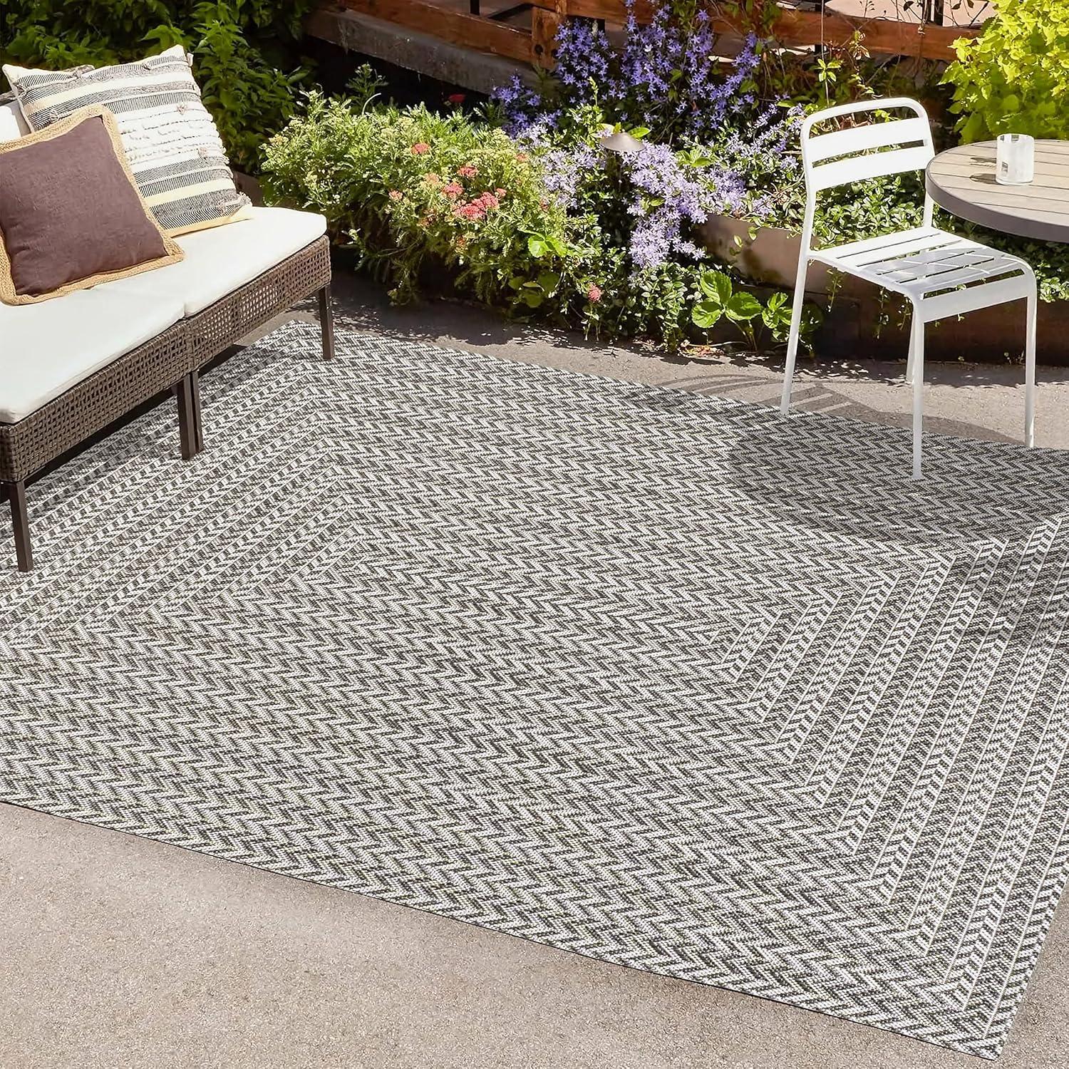 5' x 8' Chevron Modern Concentric Squares Indoor/Outdoor Area Rug, Black/Light Gray - JONATHAN Y