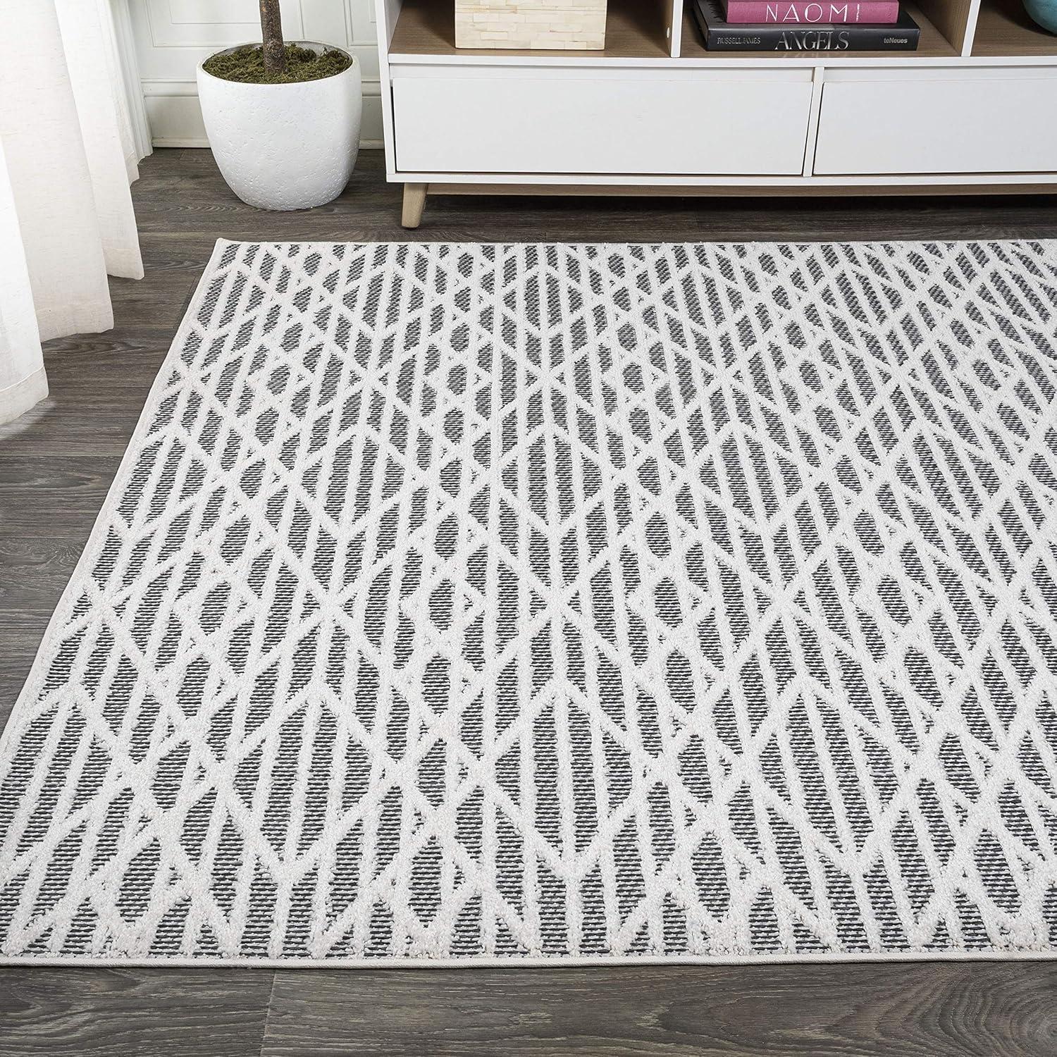 Elegant Ivory Diamond 4' x 6' Synthetic Reversible Area Rug