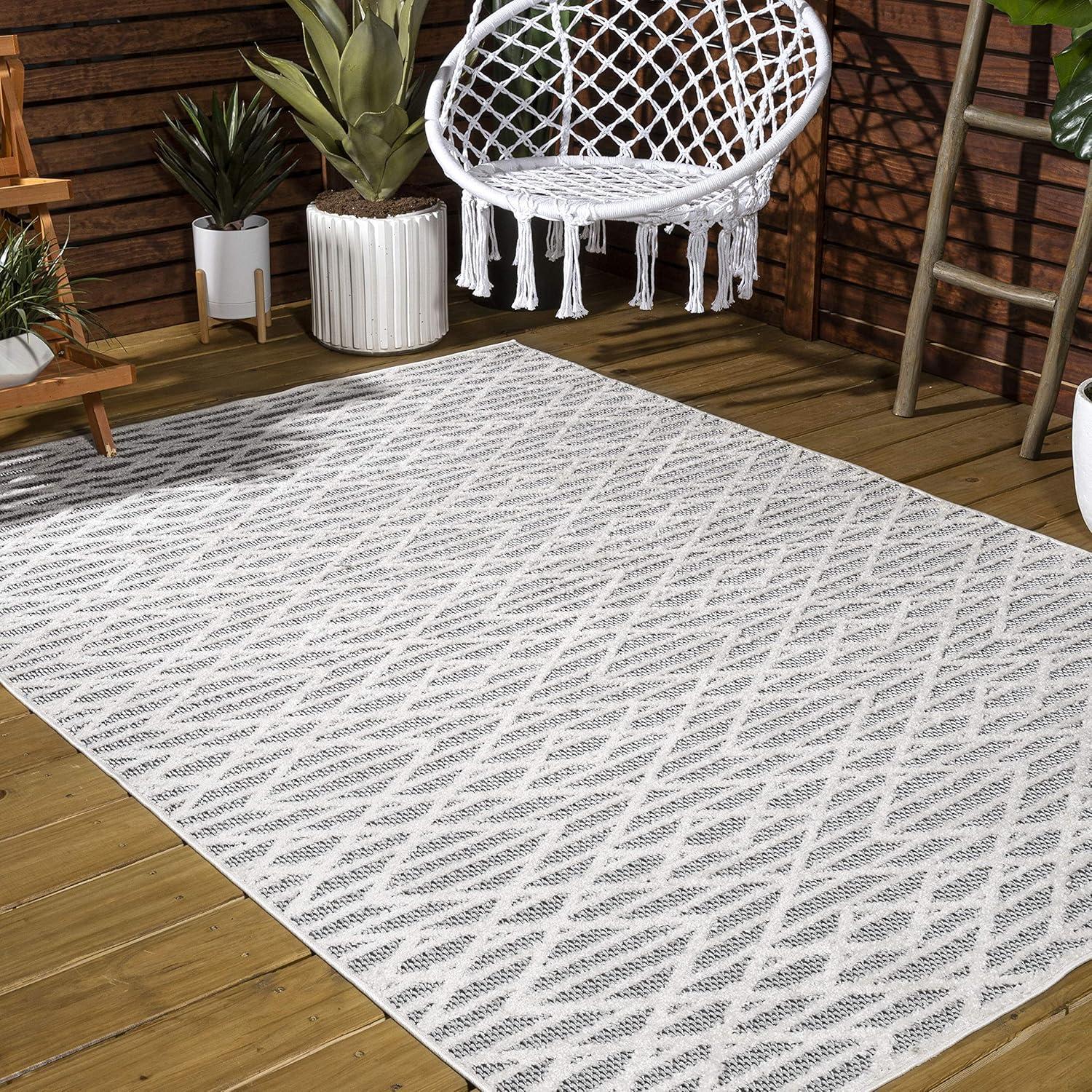 Elegant Ivory Diamond 4' x 6' Synthetic Reversible Area Rug