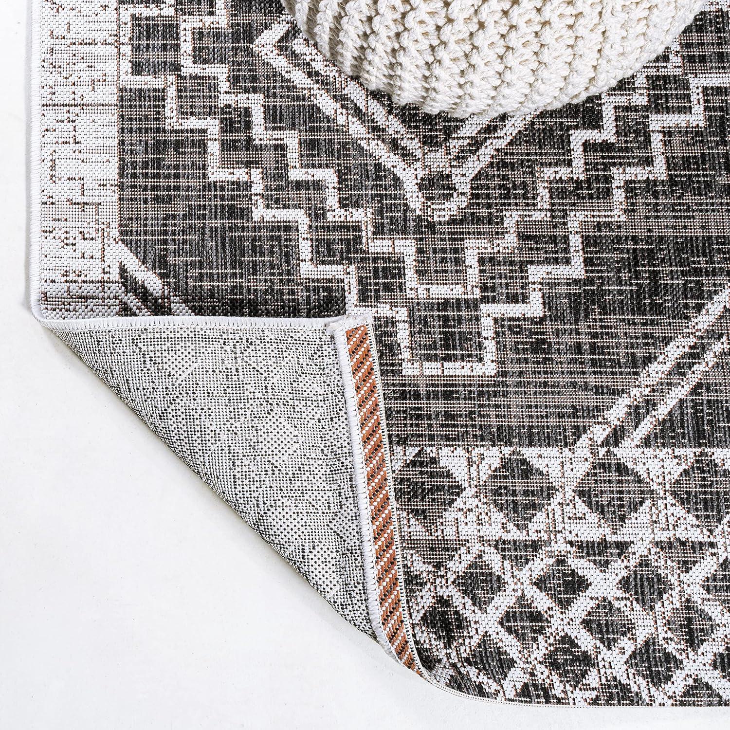 Marokko Diamond  Medallion Indoor/Outdoor Area Rug - JONATHAN Y