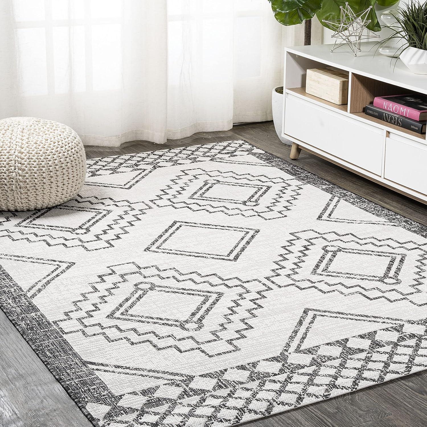 Ivory and Black Diamond Medallion Indoor/Outdoor Rug