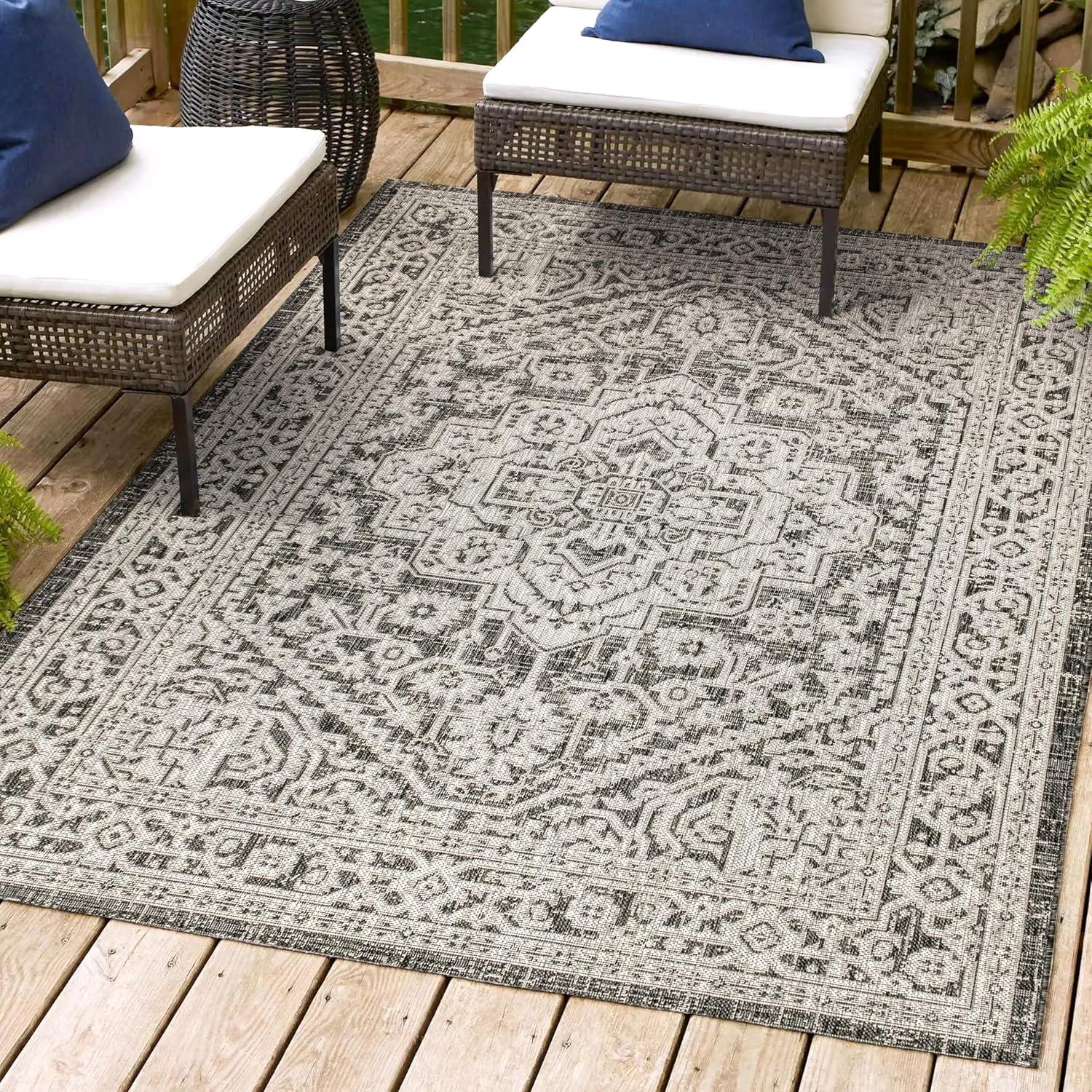 Sinjuri Medallion Textured Weave Indoor/Outdoor Area Rug - JONATHAN Y