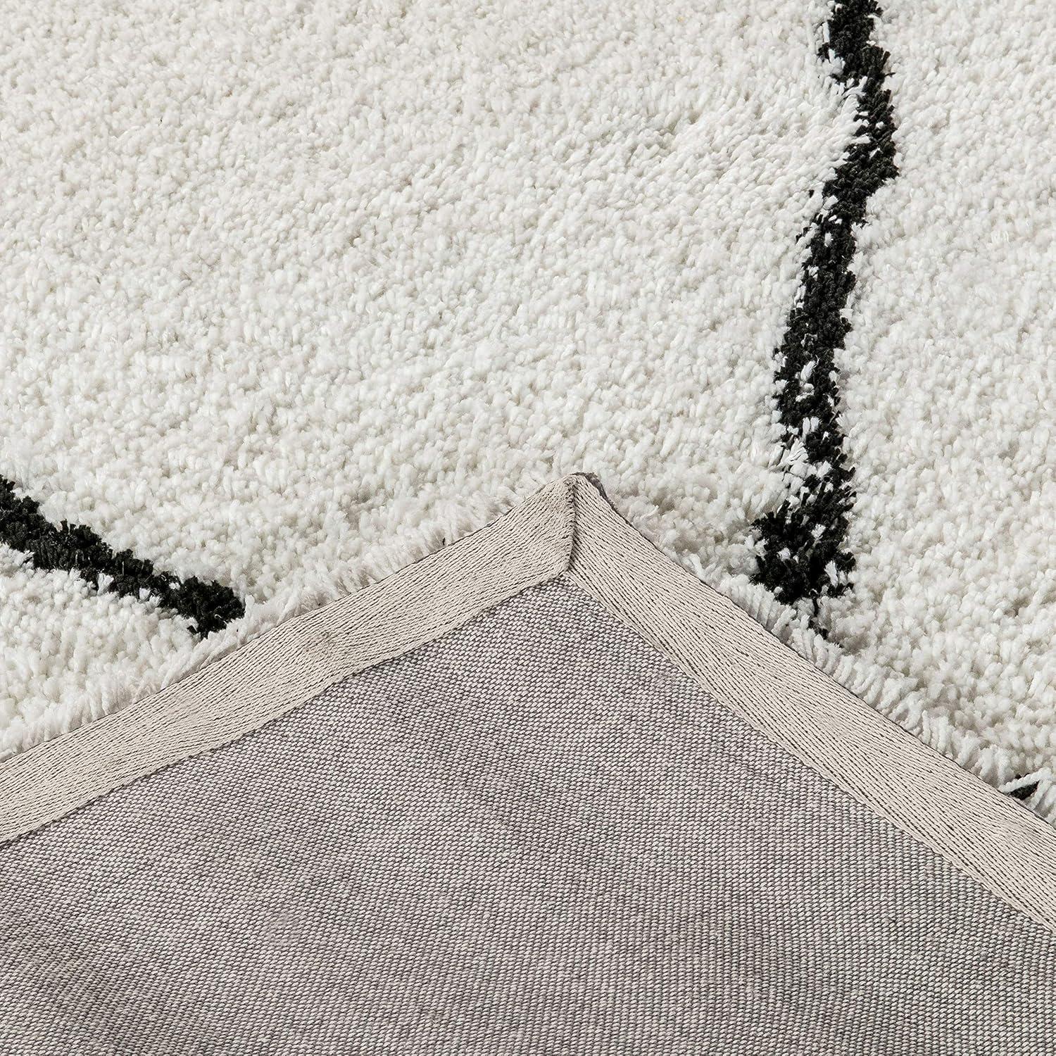 Handmade Off-White Diamond Shag 8' x 10' Area Rug