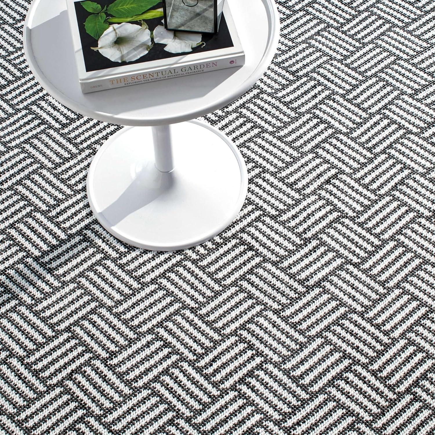 Crisscross Black Handwoven Indoor/Outdoor Rug