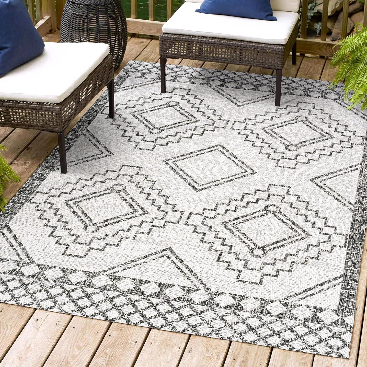 Ivory and Black Diamond Medallion Indoor/Outdoor Rug