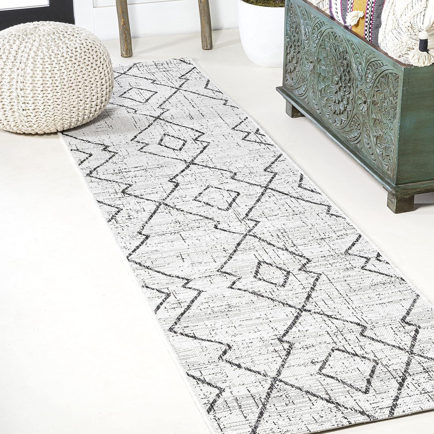 Carwa  Diamond Trellis Indoor/Outdoor Area Rug - JONATHAN Y