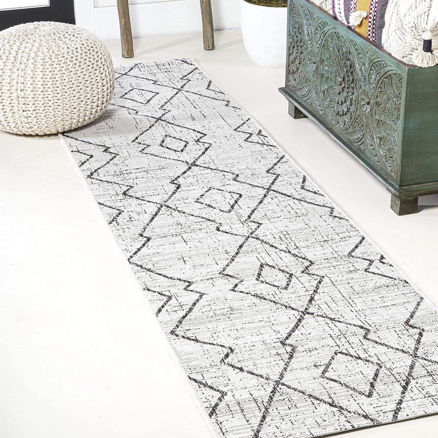 2'x10' Carwa Diamond Trellis Indoor/Outdoor Runner Rug, Ivory/Black - JONATHAN Y