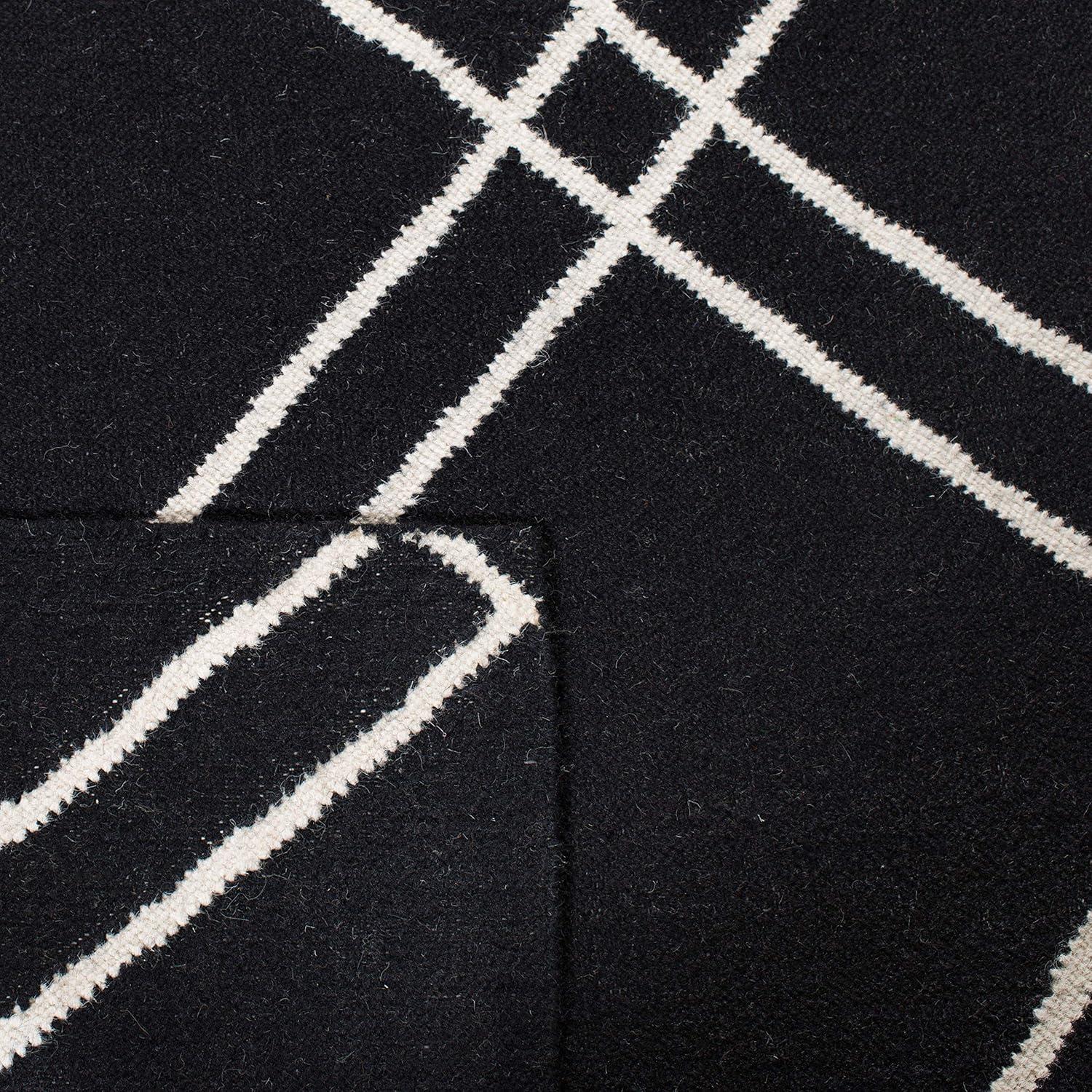 Dhurries DHU638 Hand Woven Accent Rug - Black/Ivory - 2'6"x4' - Safavieh.