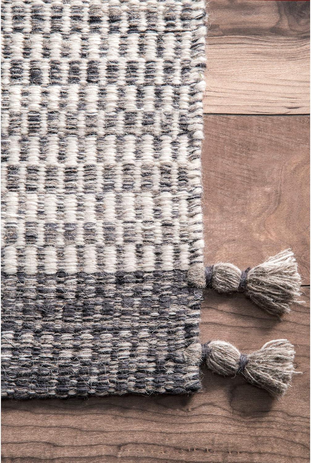 nuLOOM Handmade Jenson Tassel Rug Area Rug