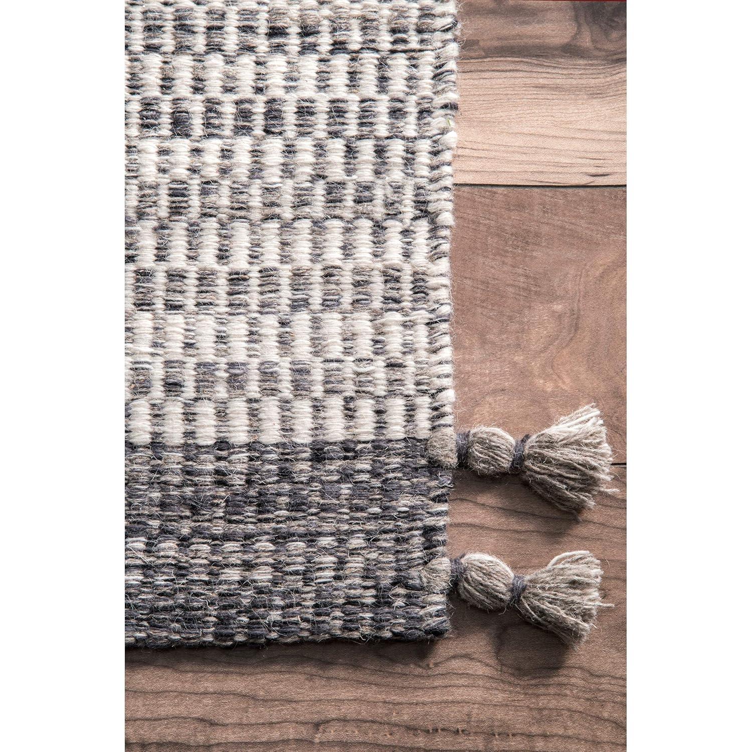 nuLOOM Handmade Jenson Tassel Rug Area Rug