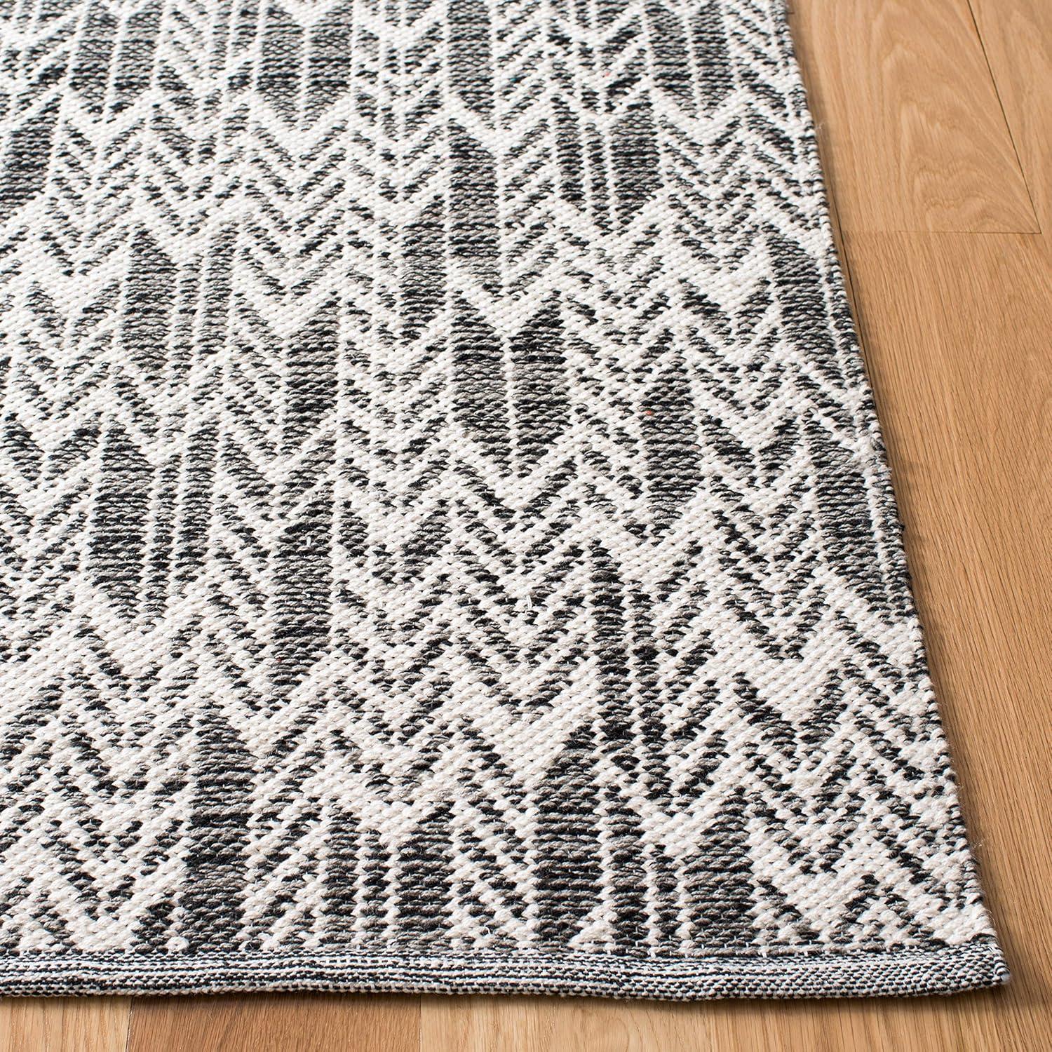Montauk MTK609 Hand Woven Indoor Accent Rug - Black/Ivory - 2'3"x3'9" - Safavieh