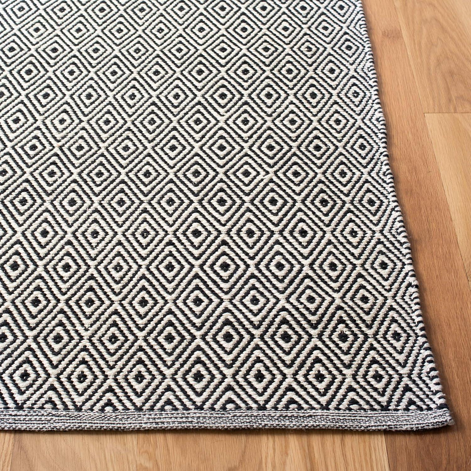 SAFAVIEH Montauk Terrence Geometric Diamond Cotton Area Rug, Ivory/Navy, 9' x 12'