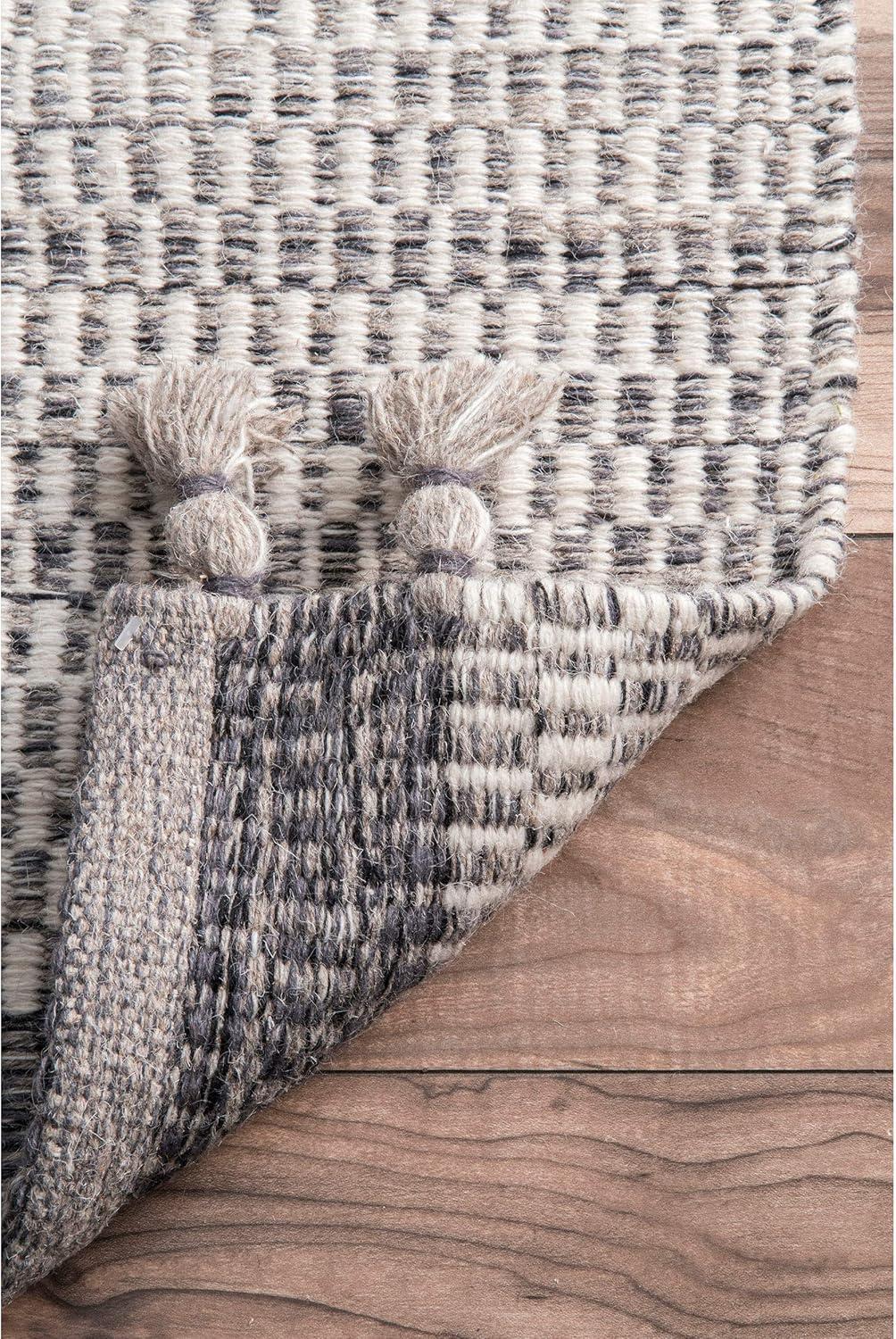 nuLOOM Handmade Jenson Tassel Rug Area Rug