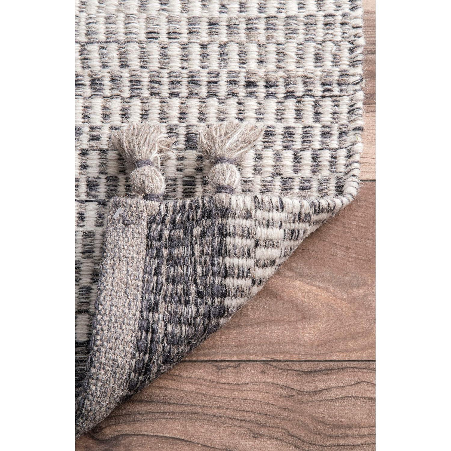 nuLOOM Handmade Jenson Tassel Rug Area Rug