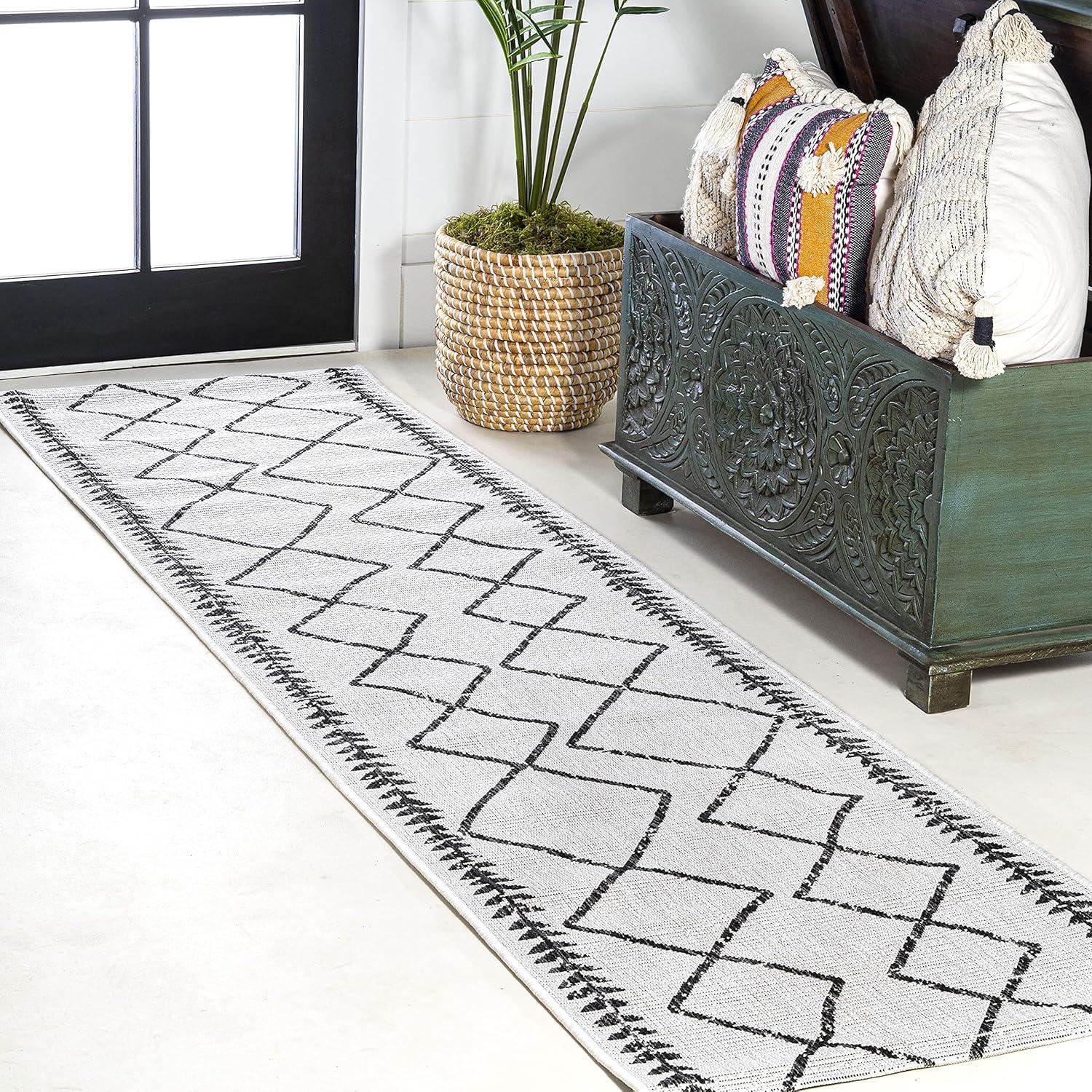 Derya Diamond Trellis Indoor/Outdoor Area Rug - JONATHAN Y