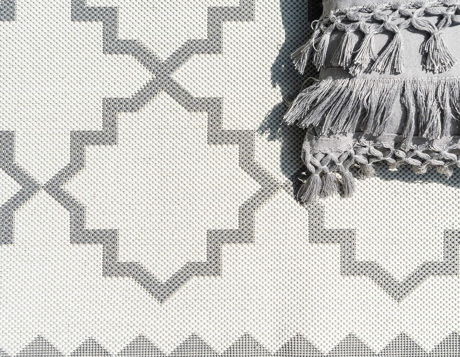 Unique Loom Outdoor Trellis Collection Area Rug - Stars (2' 2" x 3' 1" Rectangle Gray/Silver)