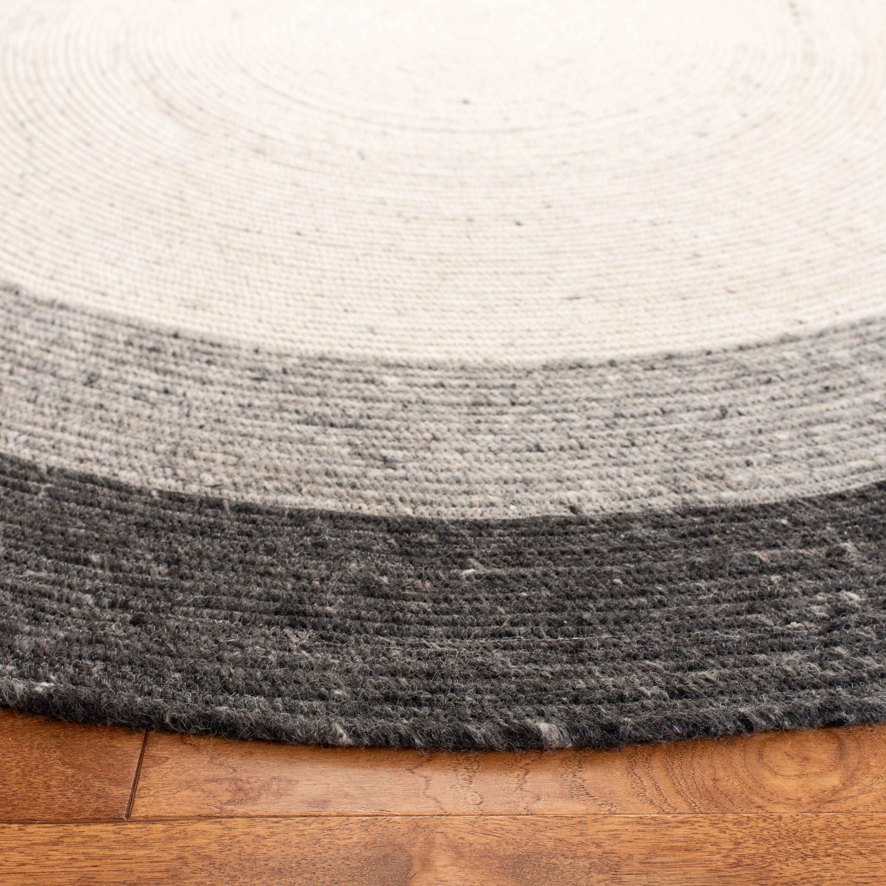 Braided BRD903 Hand Woven Indoor Area Rug - Grey/Ivory - 5' Round - Safavieh