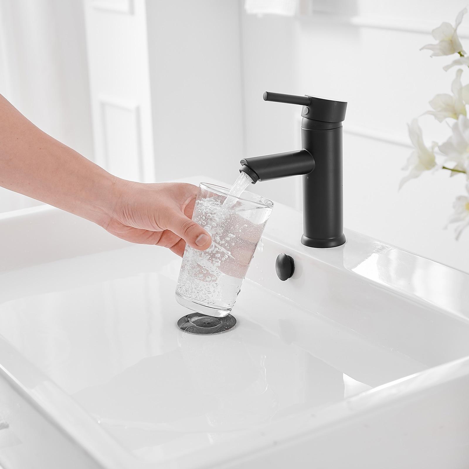 Single-Hole Single-handle Bathroom Faucet with Drain Assembly