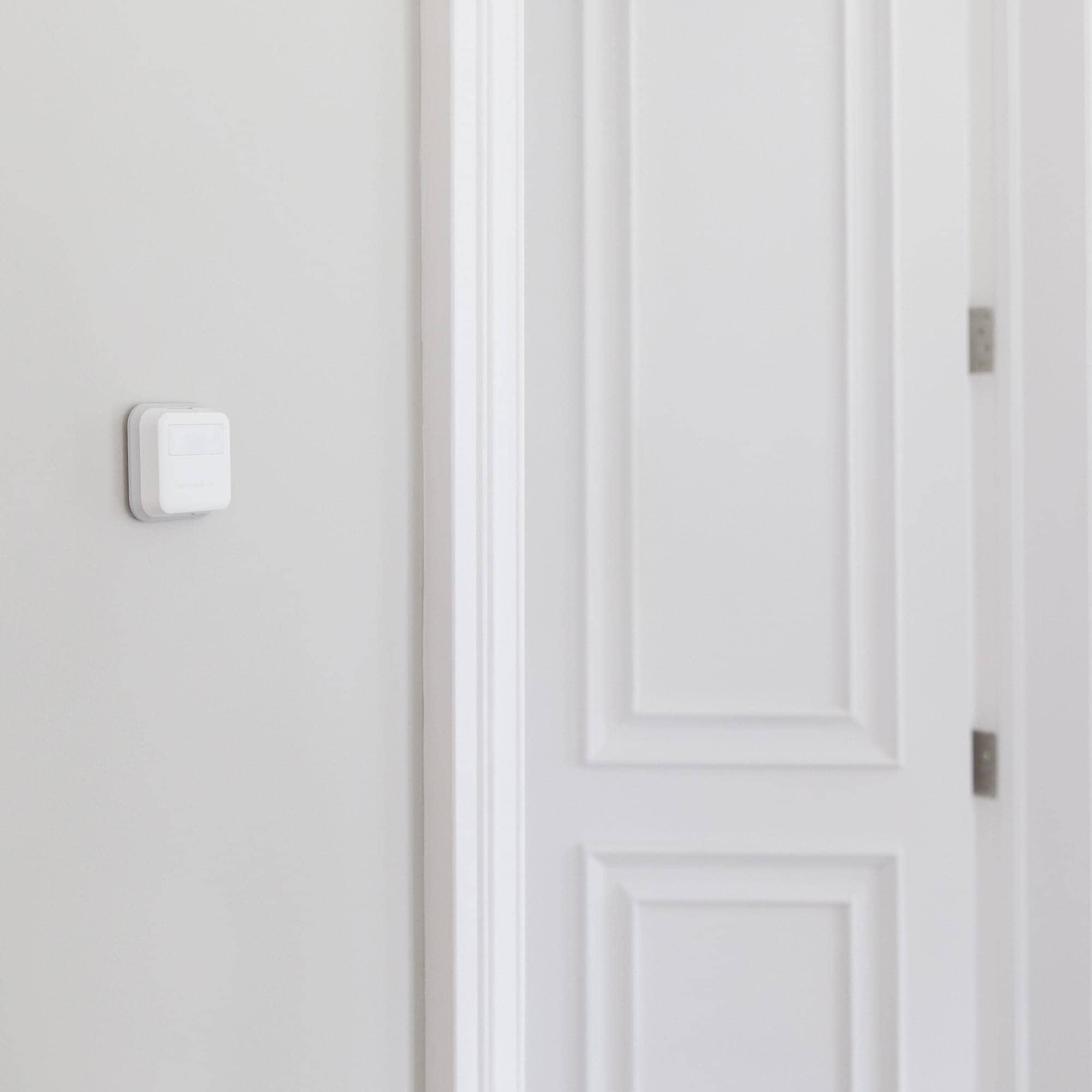 Honeywell Home Smart Room Sensor: Wireless Thermostat Control, Smartphone App, T9 Compatible, White, 2-Year Warranty