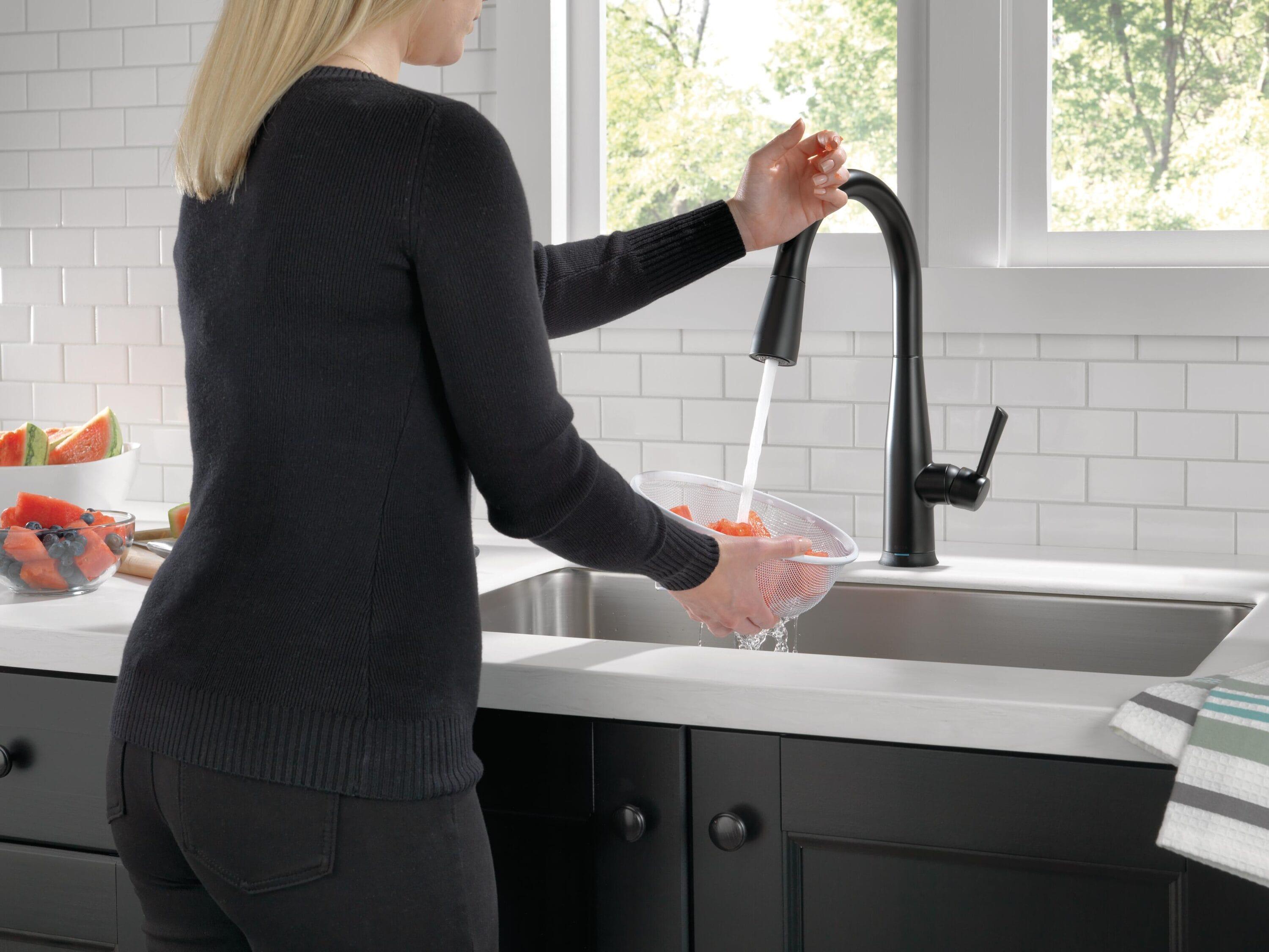 Essa Pull Down Single Handle Kitchen Faucet with MagnaTite Docking and Touch2O Technology