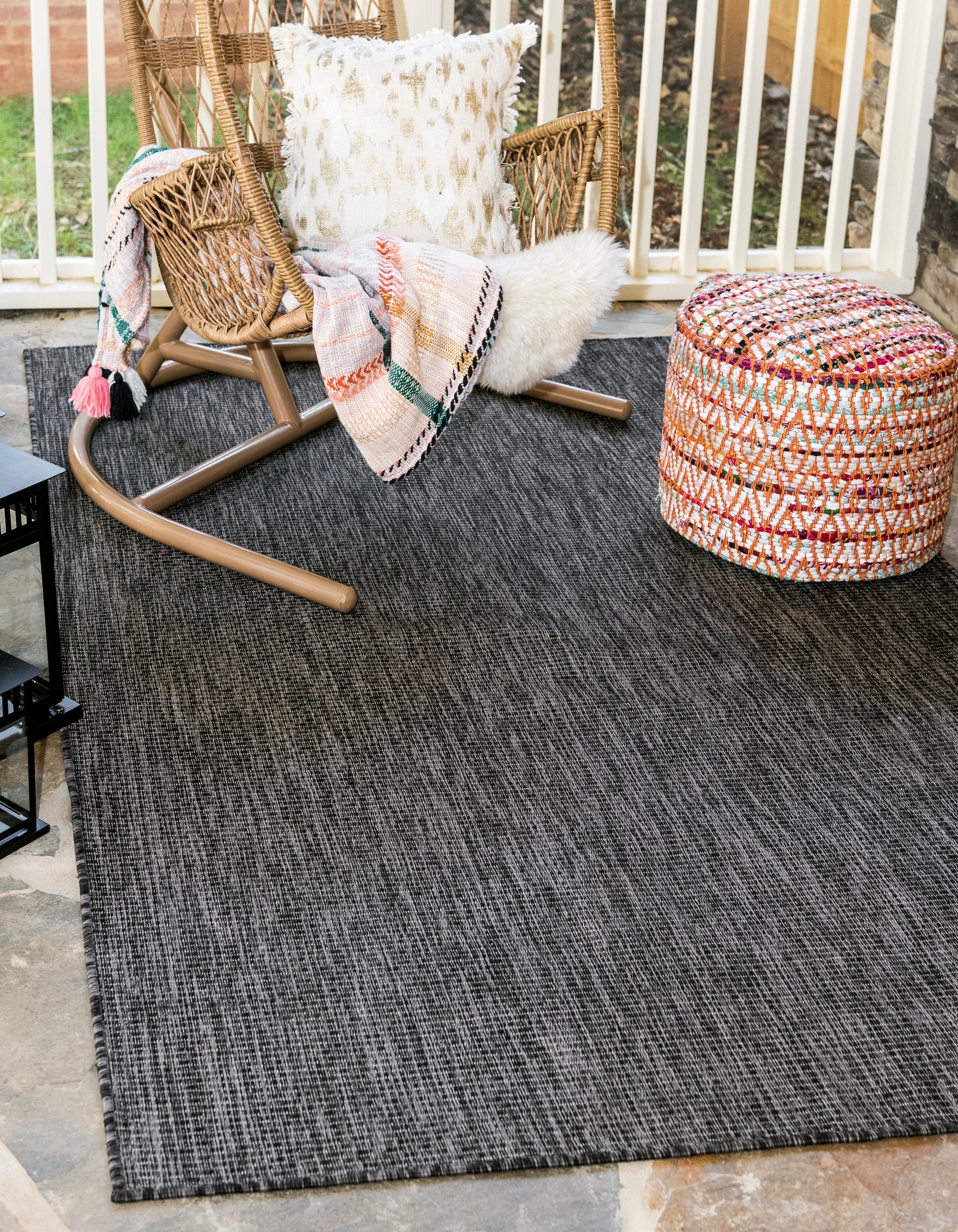 Unique Loom 5' 1 x 8' 0 Rectangle Indoor/Outdoor Solid Black Area Rug
