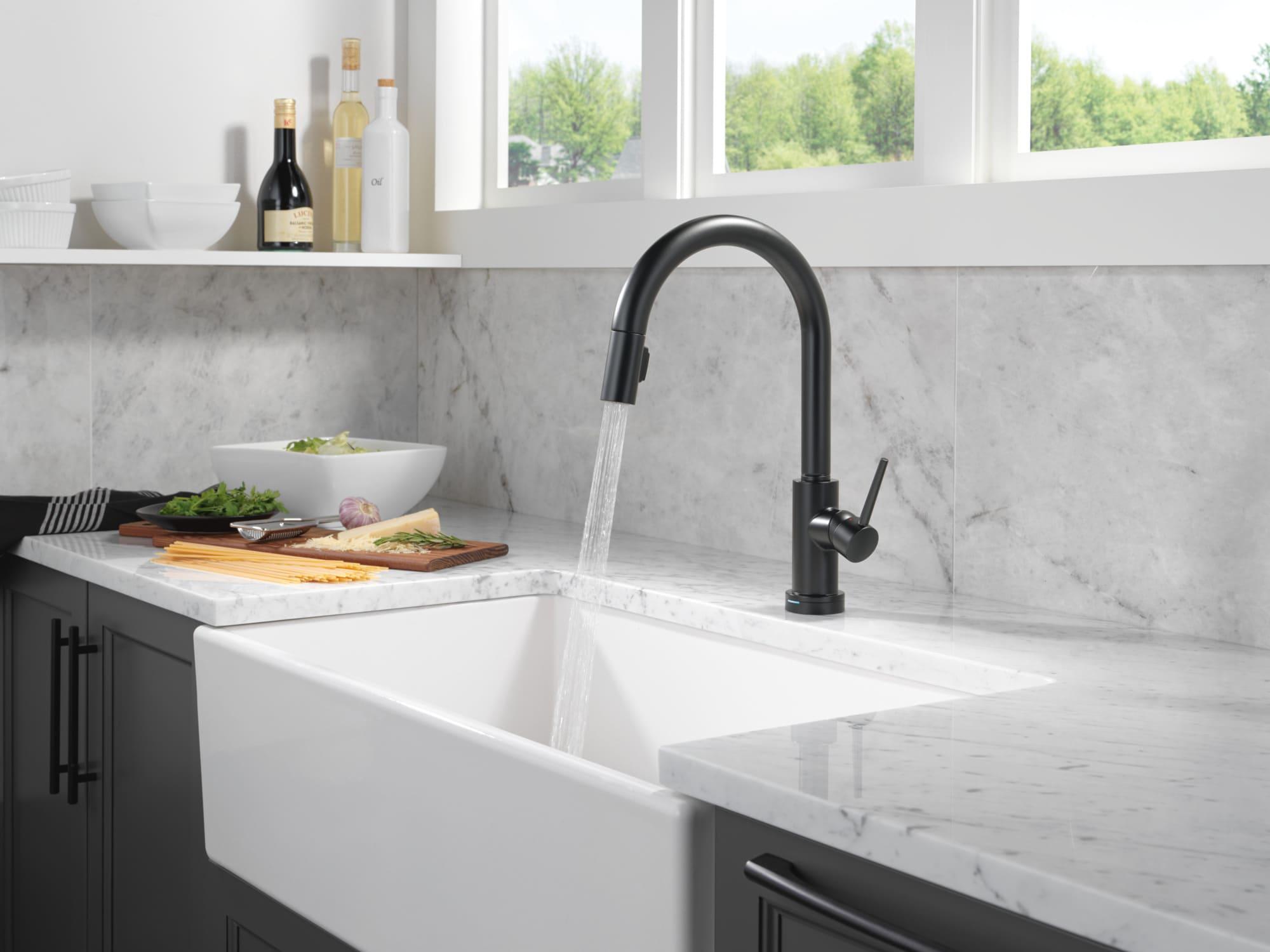 Trinsic Touch2O Kitchen Sink Faucet with Touchless Technology