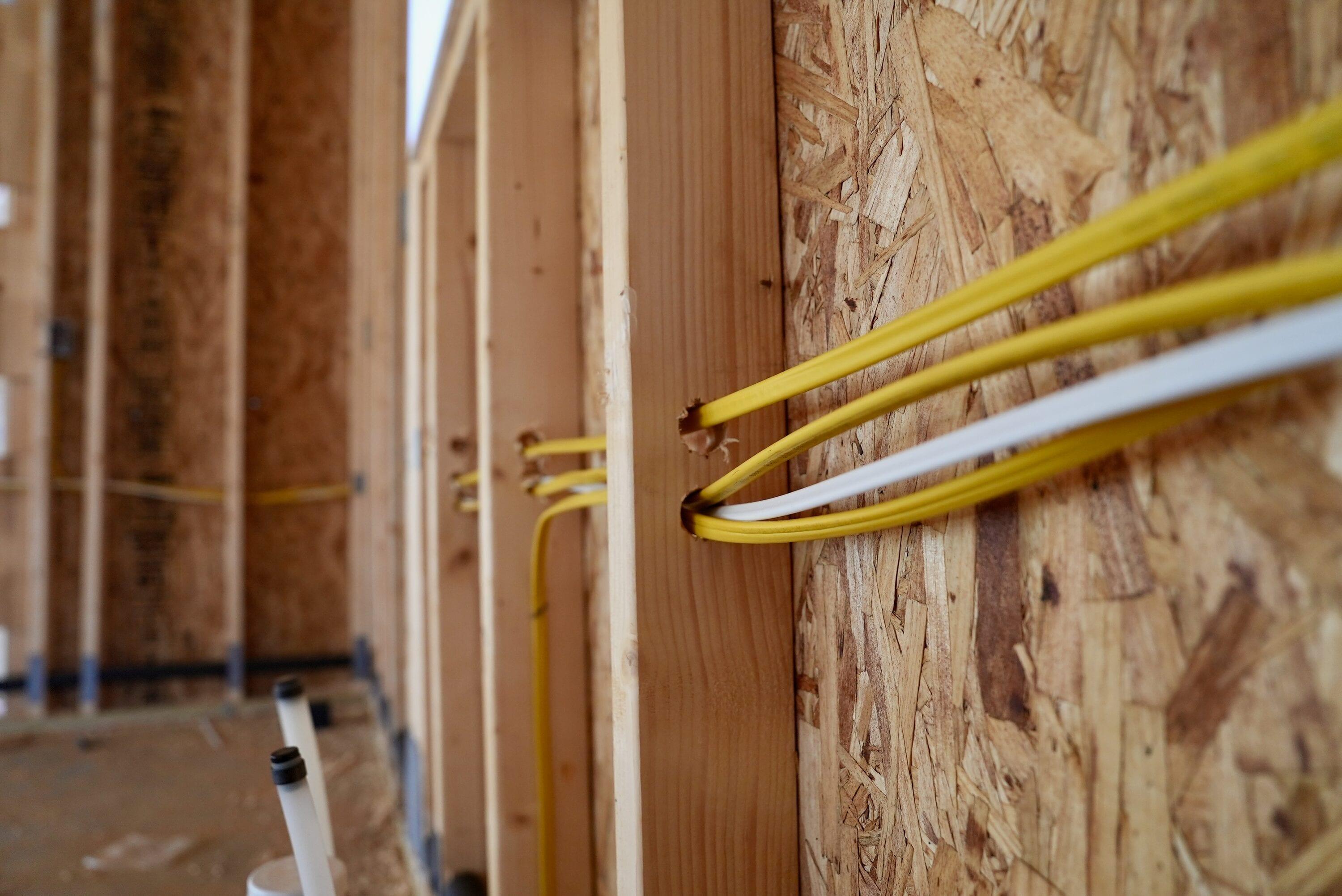 Southwire 28827422 50' 14/2 with ground Romex brand SIMpull residential indoor electrical wire type NM-B White