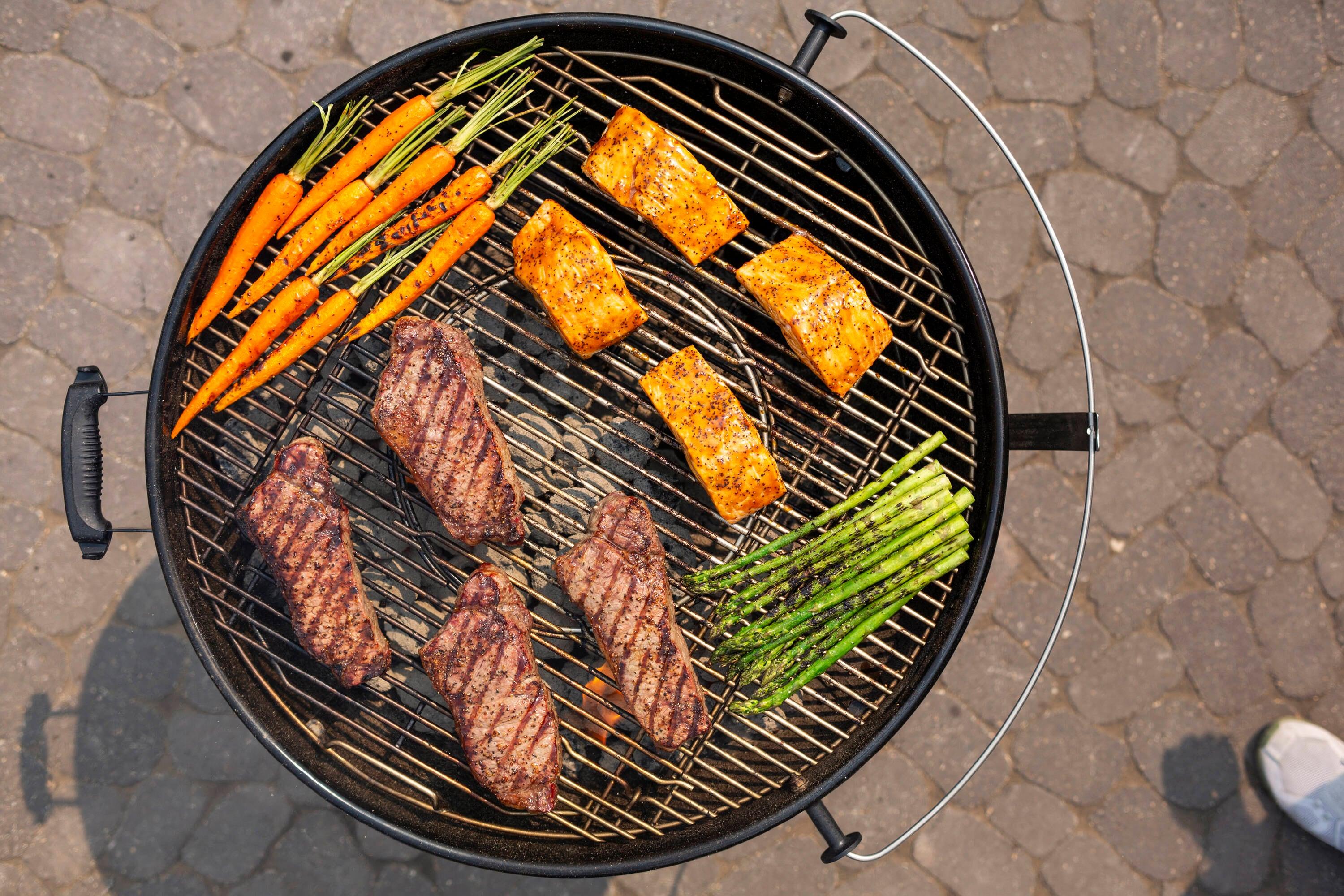 Weber 26 Inch Smoke Gray 588 Square-Inch Master-Touch Charcoal Grill