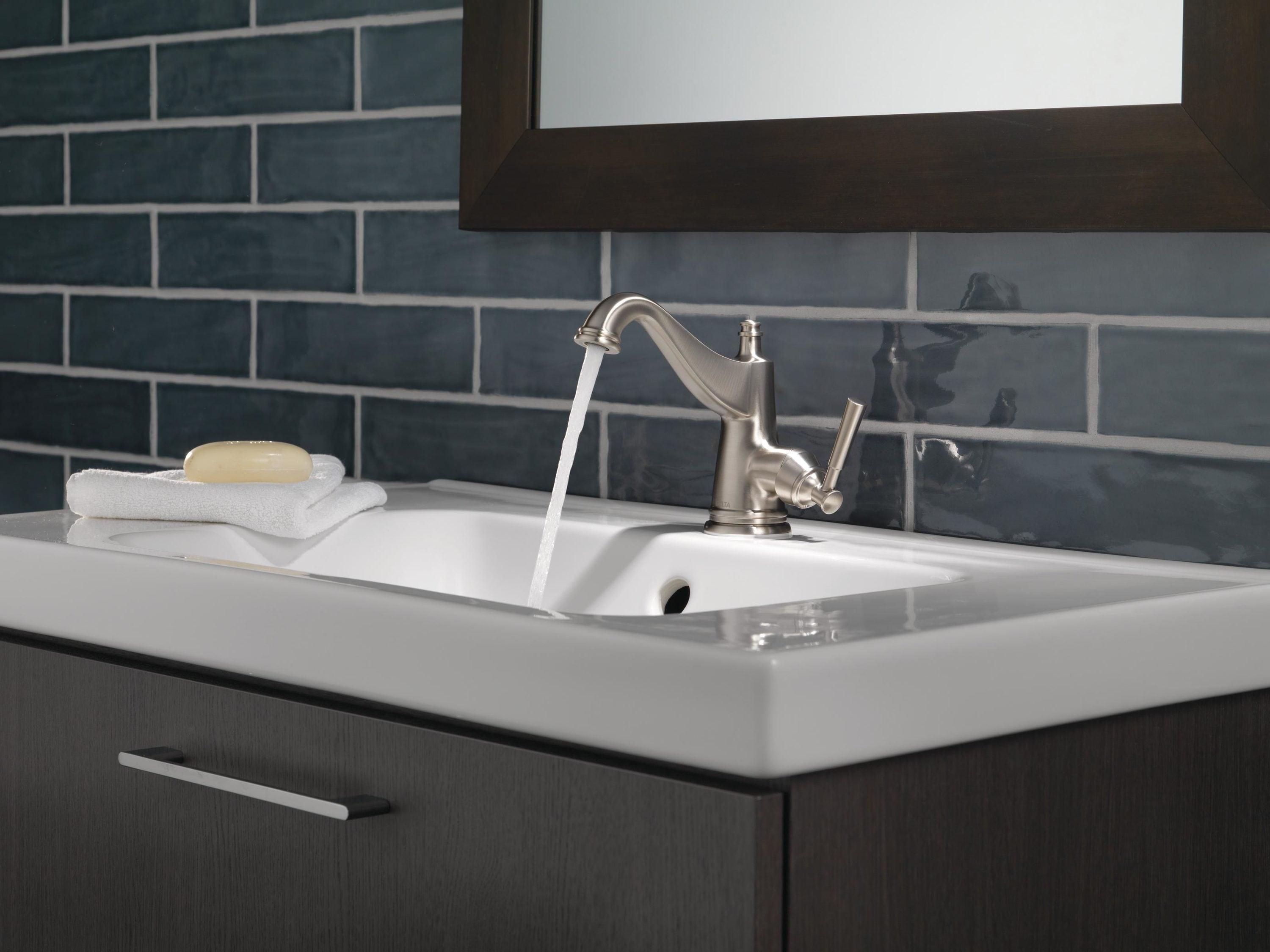 Mylan Single Hole Bathroom Faucet with Drain Assembly, Single Handle Bathroom Sink Faucet