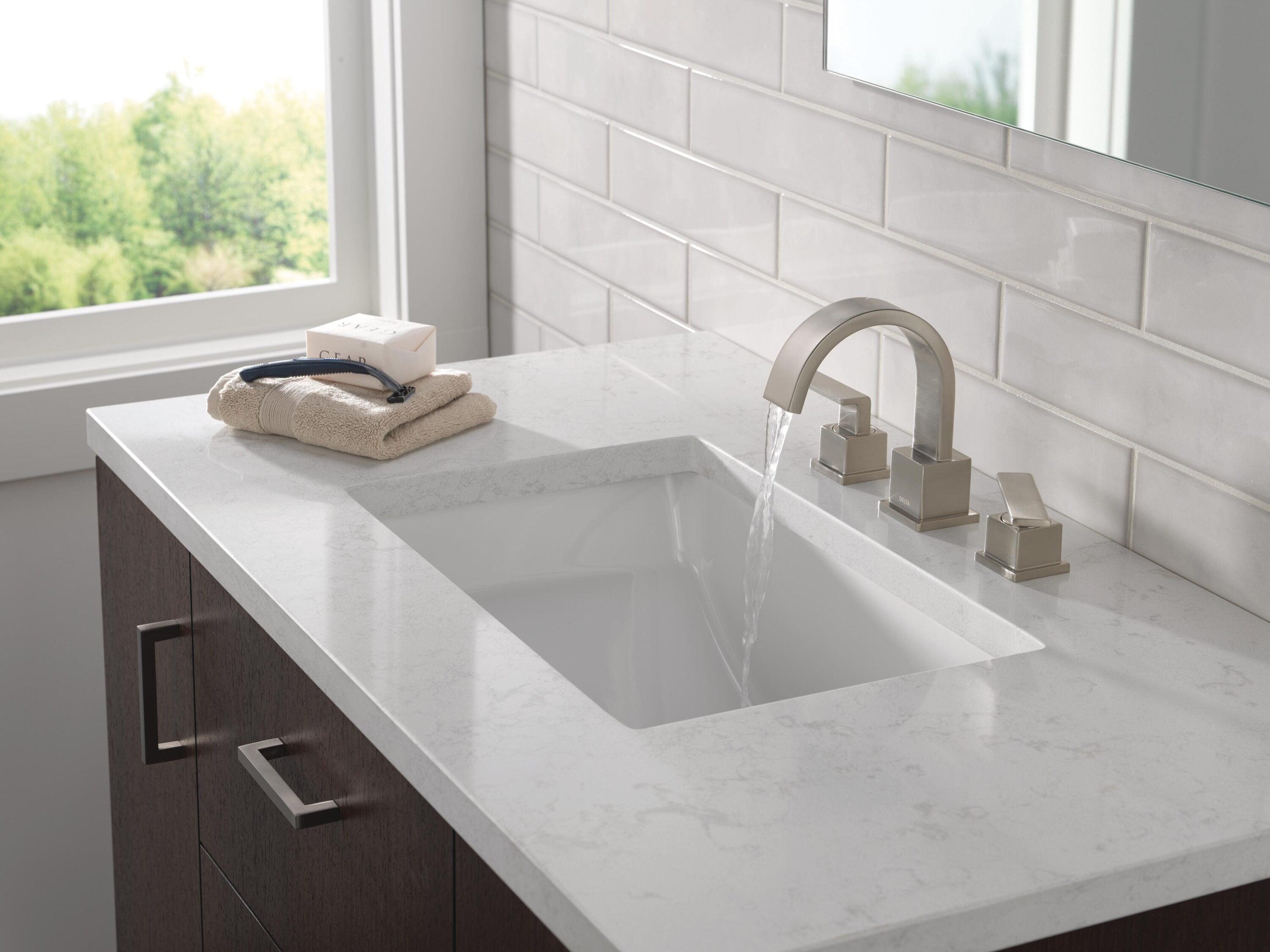 Vero Widespread Bathroom Faucet 3 Hole, 2-handle Bathroom Sink Faucet with Drain Assembly