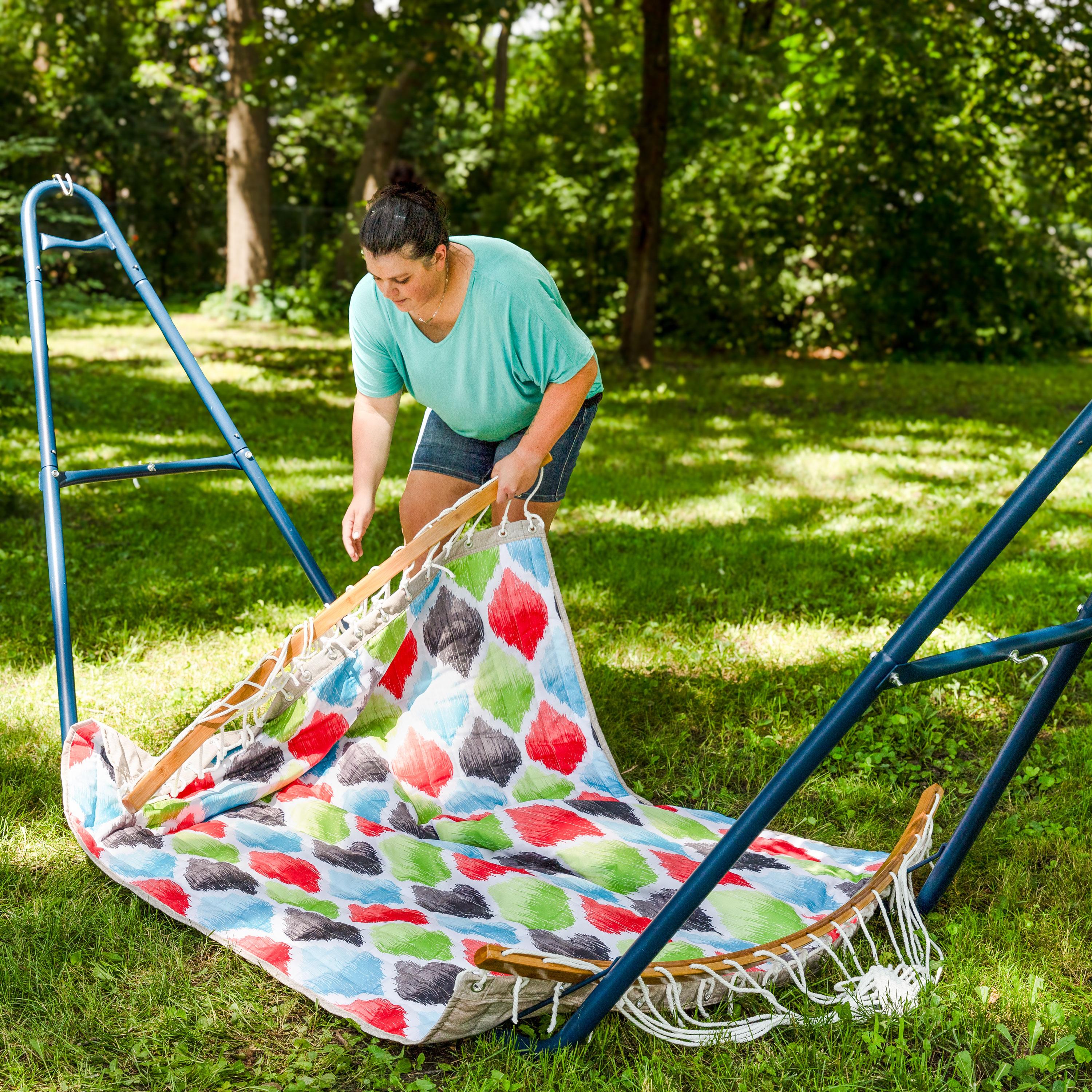 Sunnydaze Heavy-Duty Quilted 2-Person Hammock with Curved Bamboo Spreader Bars - 450 lb Weight Capacity - Multicolored Quatrefoil