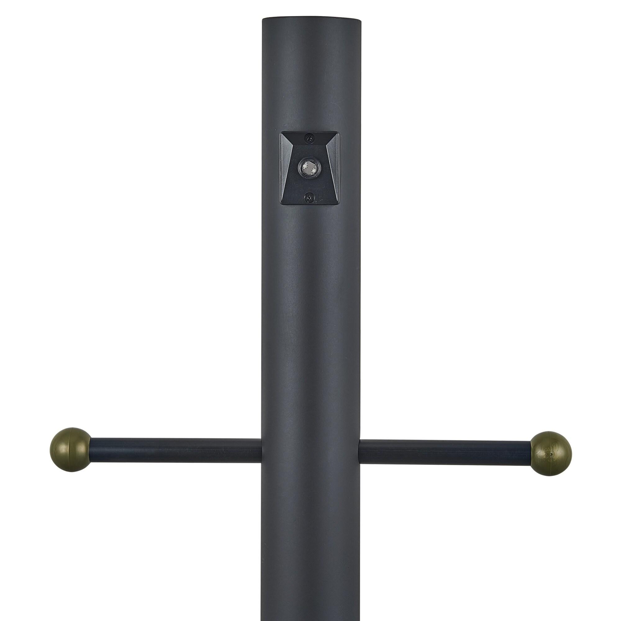 Design House,589812 Poste de Lámpara Tradicional para Exteriores con Brazo Cruzado de Plástico, Instalación de Enterramiento Directo, Toma de Corriente Incorporada y Sensor Fotocular Del Anochecer Al Amanecer en Negro