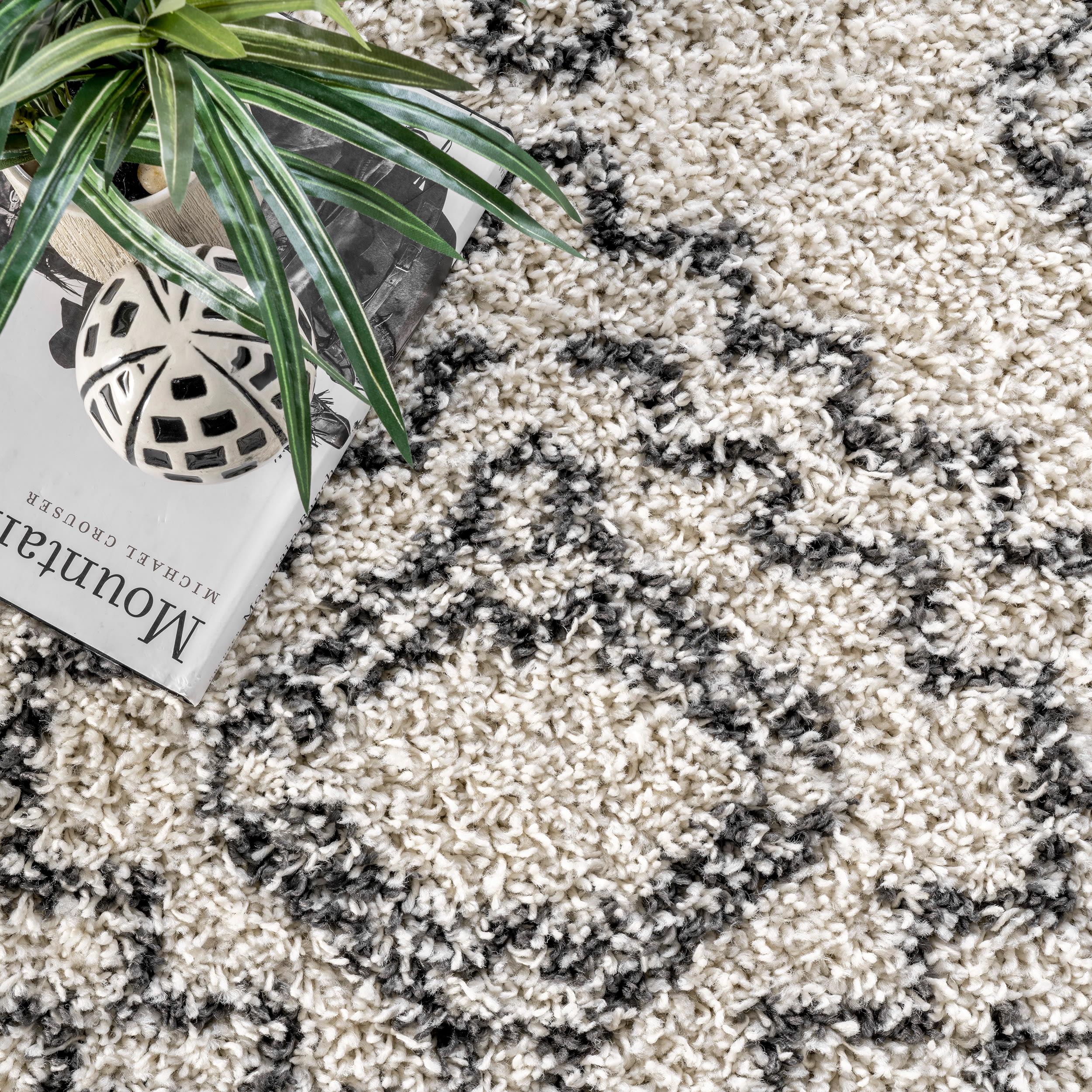Nuloom Lacey Trellis 2x3 Accent Shag Indoor Area Rug for Living Room Bedroom Dining Room Nursery Entryway, Off White/Charcoal
