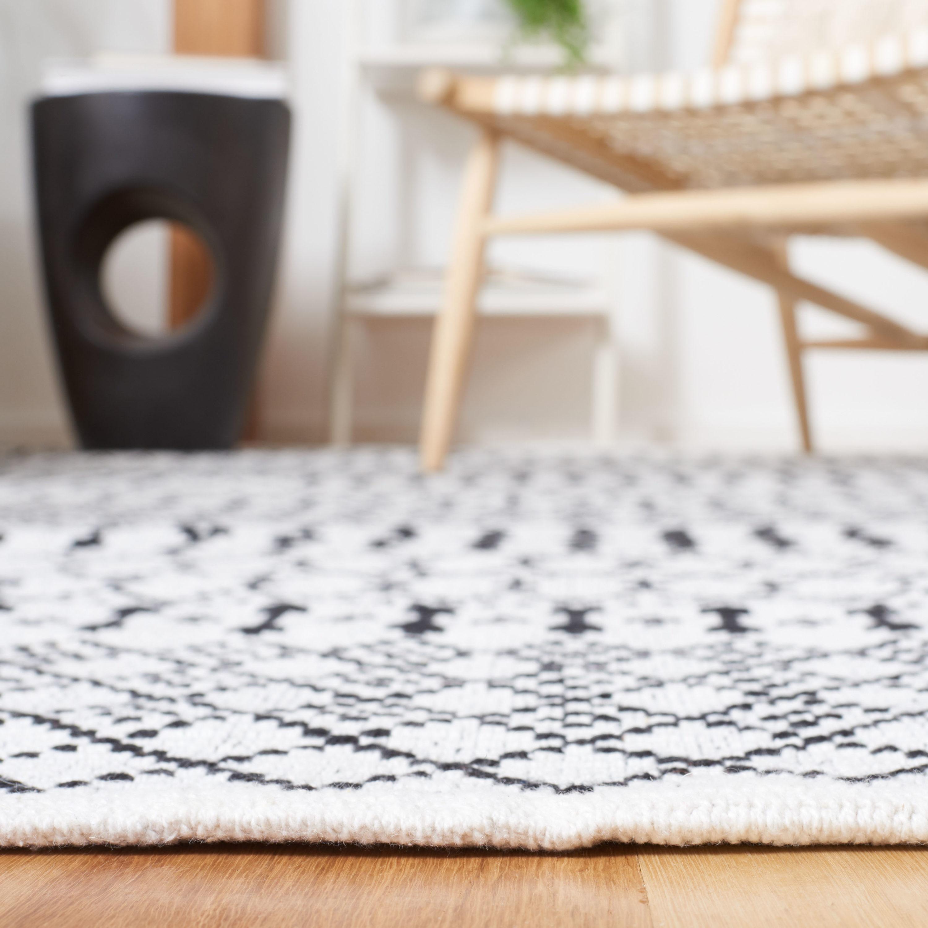 Kilim KLM704 Hand Woven Area Rug - Ivory/Black - 8'x10' - Safavieh.