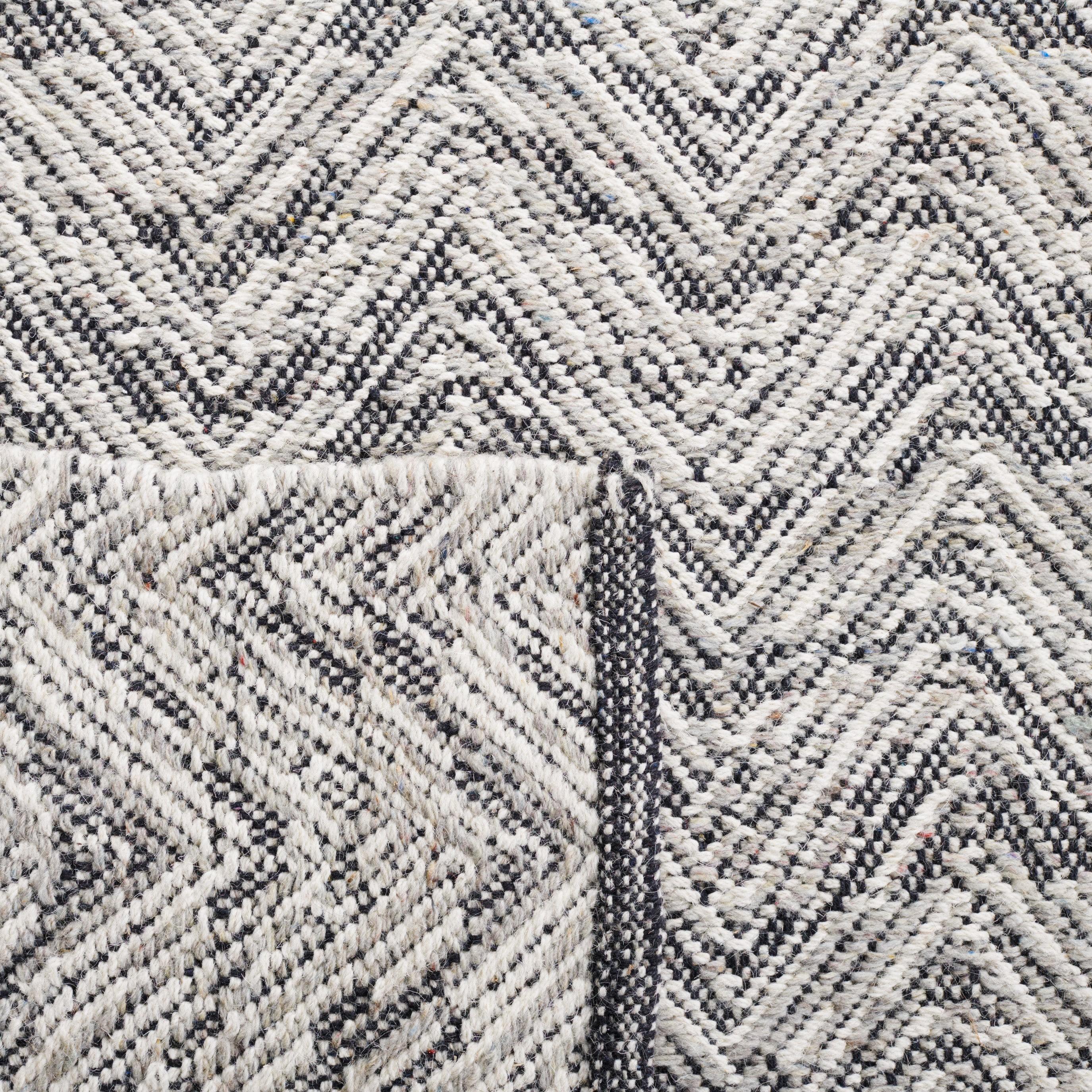 Kilim KLM401 Hand Woven Runner Rug - Grey/Beige - 2'3"x7' - Safavieh