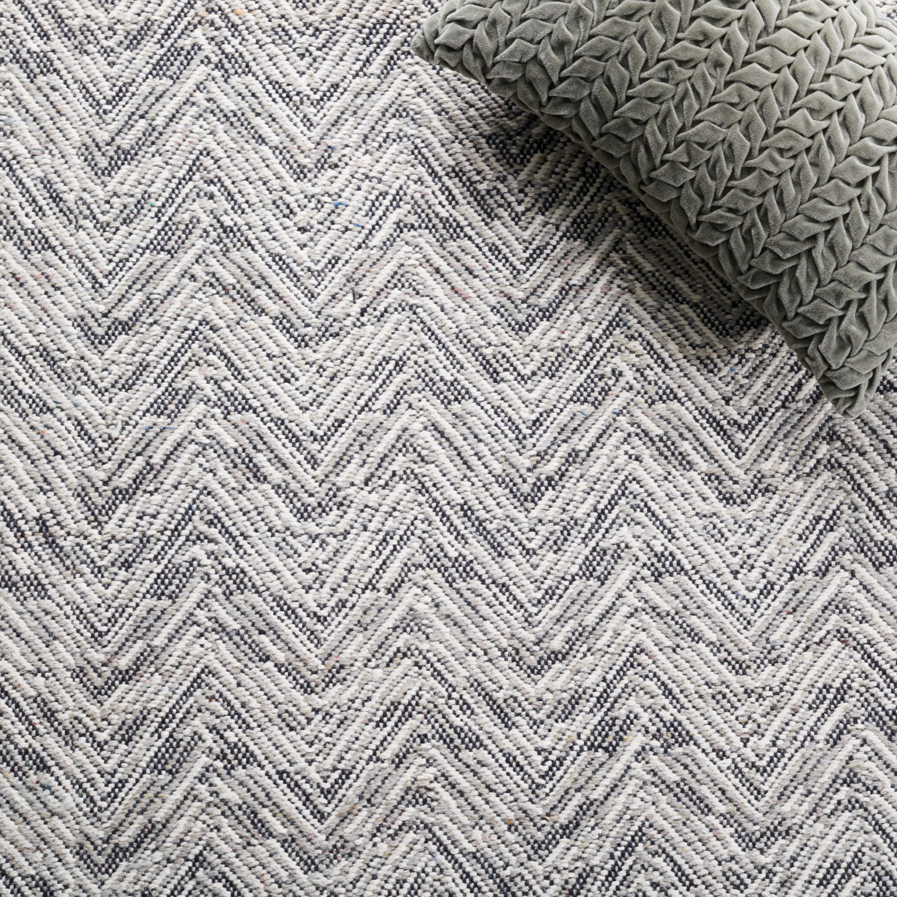 Kilim KLM401 Hand Woven Runner Rug - Grey/Beige - 2'3"x7' - Safavieh