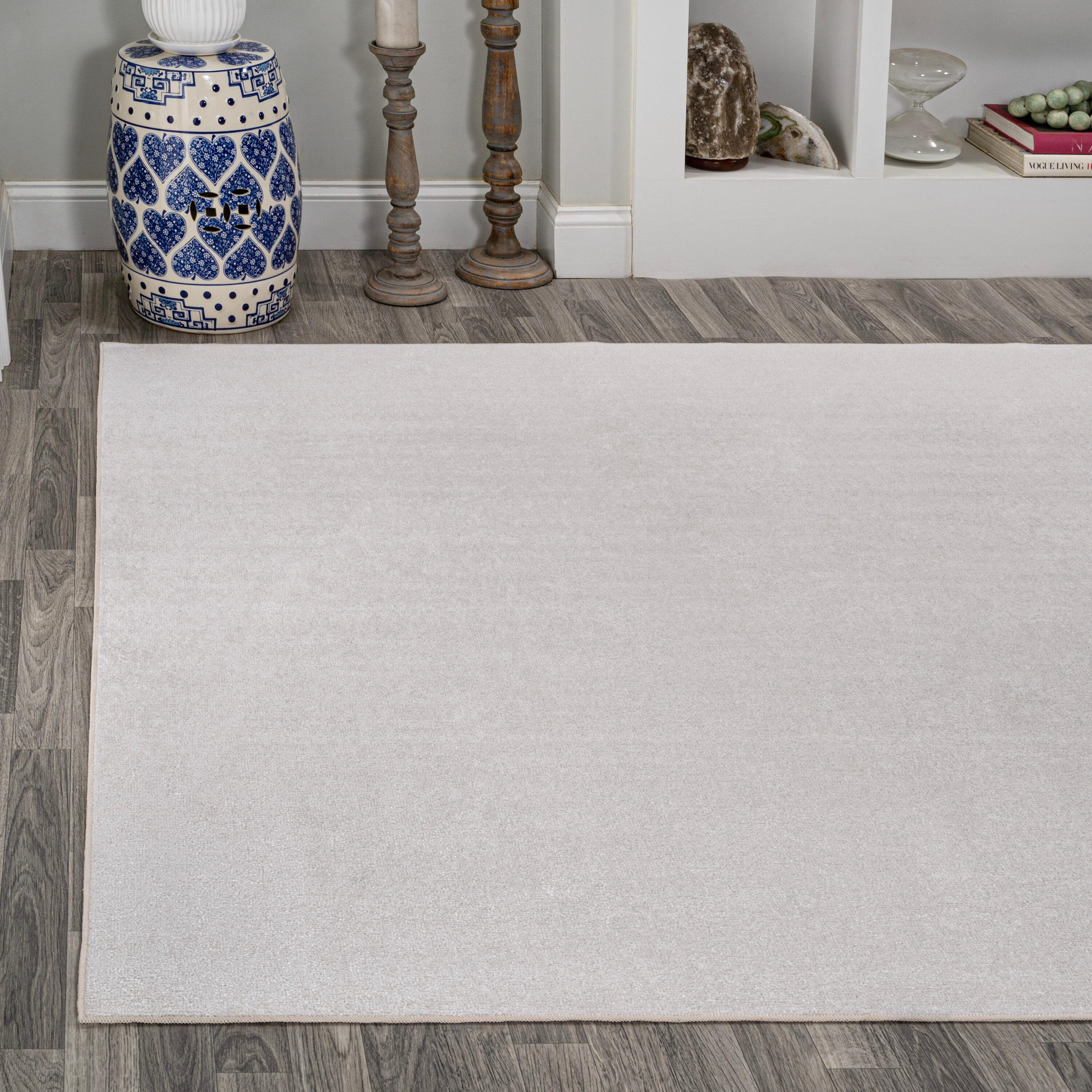 JONATHAN Y Twyla Classic Solid Low-Pile Machine-Washable Light Gray 8 ft. x 10 ft. Area Rug