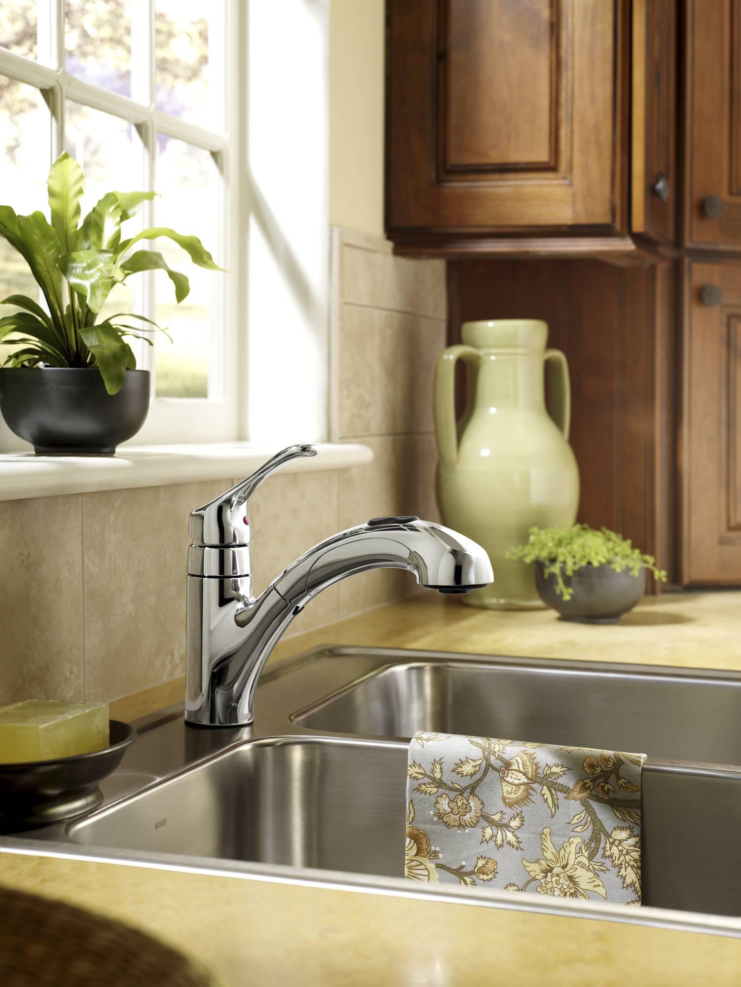 MOEN Renzo Spot Resist Stainless 9 in. H Pull Out Sprayer Kitchen Faucet with 360° Spout Swivel and PowerClean