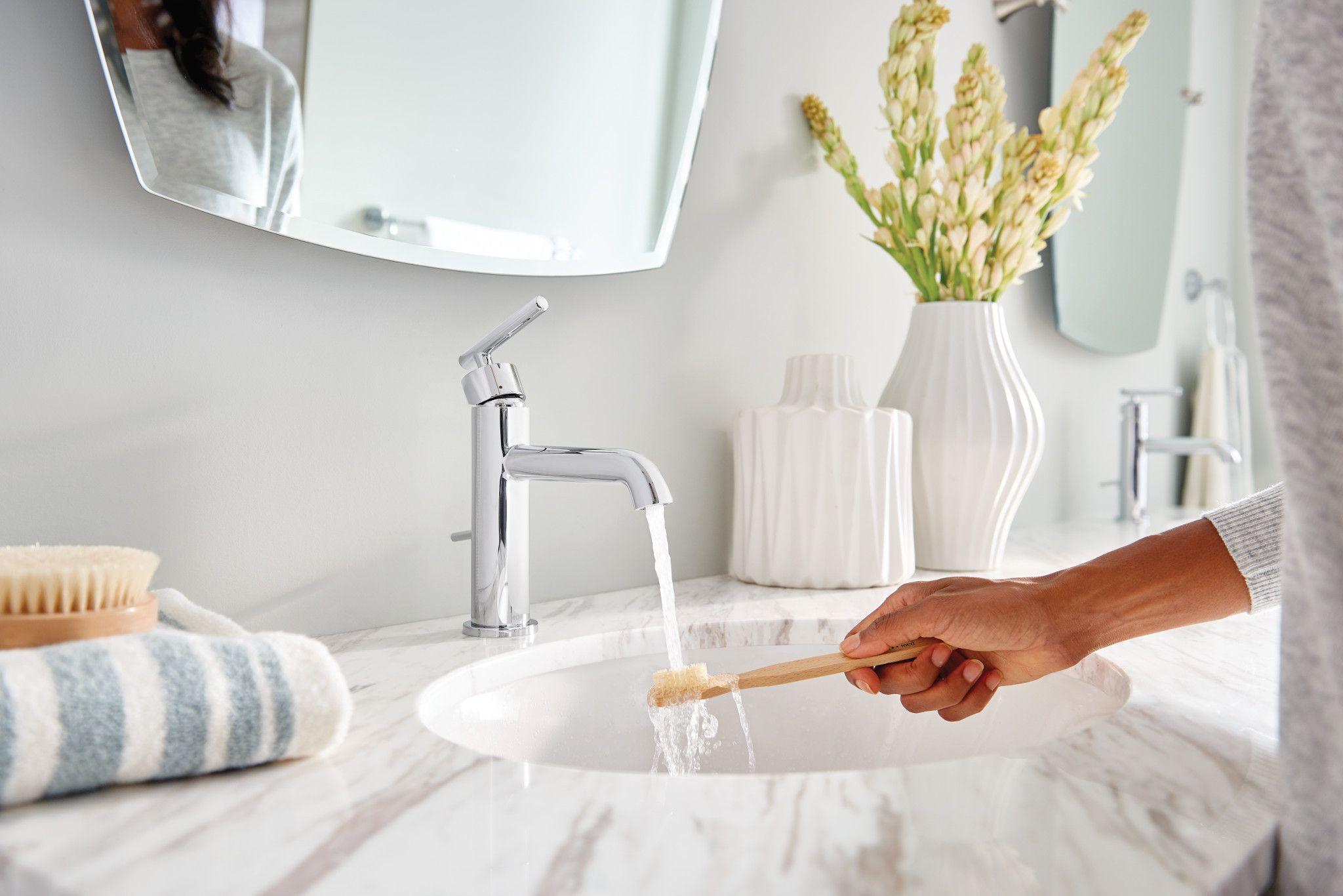 Gibson Single Hole Bathroom Faucet with Drain Assembly