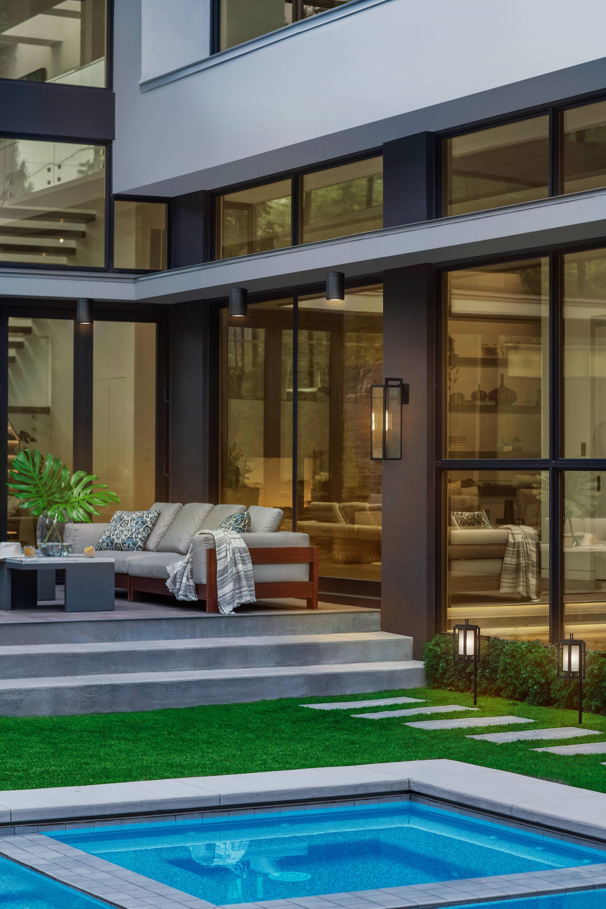 Hinkley Lighting - Republic - 1 Light Large Outdoor Wall Lantern in Transitional