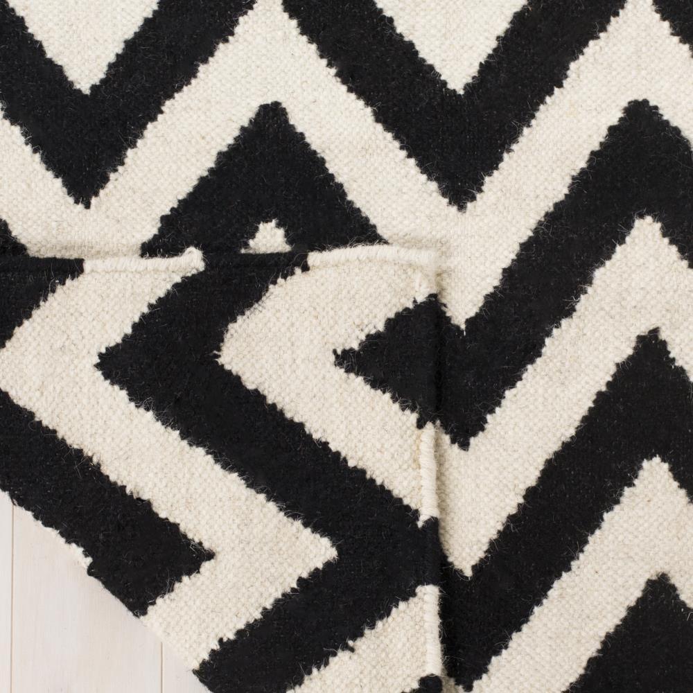 SAFAVIEH Dhurrie Bentley Chevron Zigzag Wool Area Rug, Black/Ivory, 8' x 8' Square